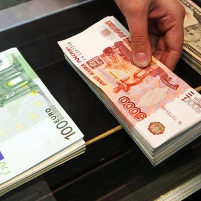 Курс евро на торгах Московской биржи опустился ниже 75 рублей Курс евро на торгах Московской биржи опустился ниже 75 рублей