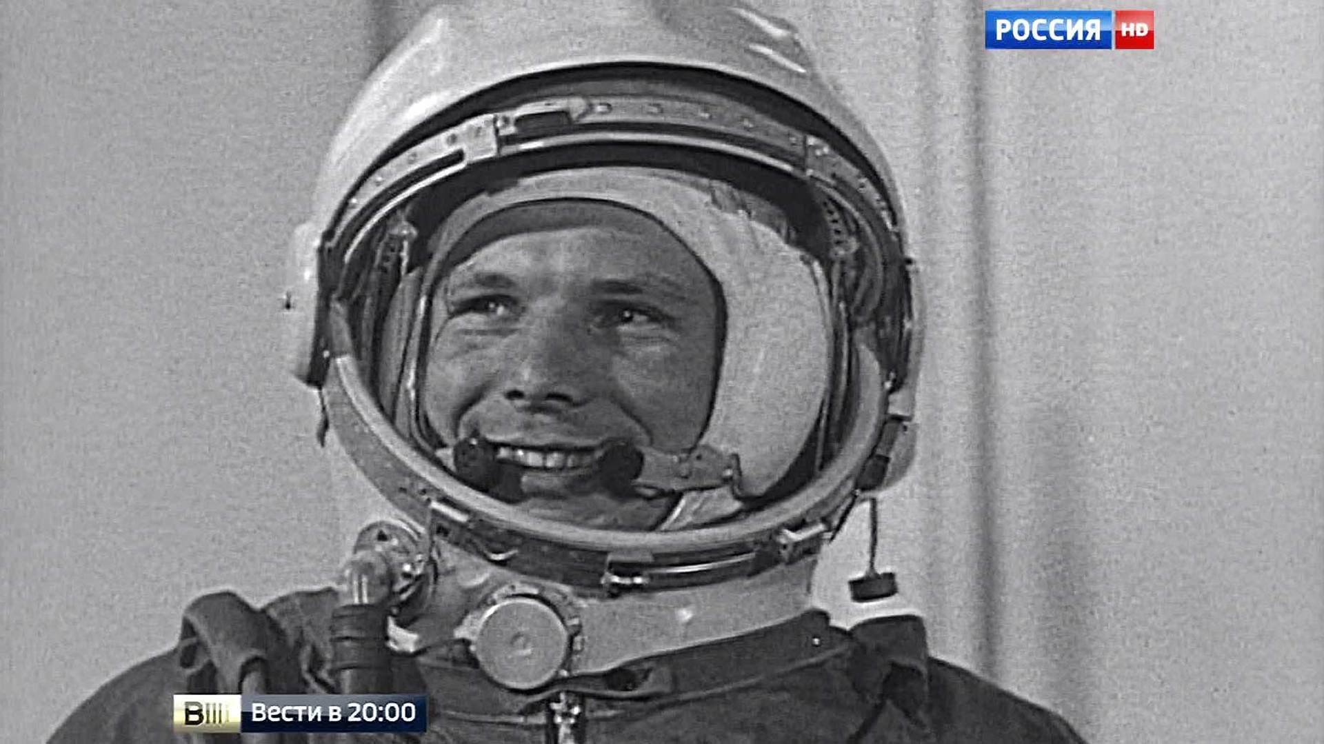 Видео про юрия гагарина. Гагарин в шлеме СССР. Гагарин космонавт.