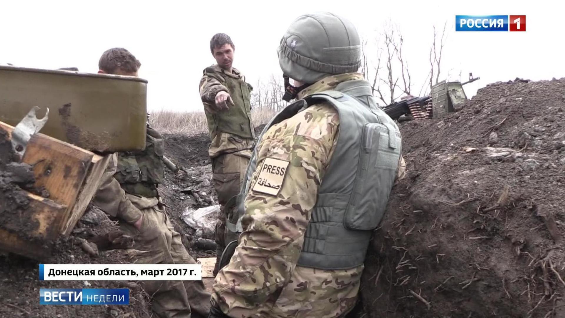 Украинский солдат сидит