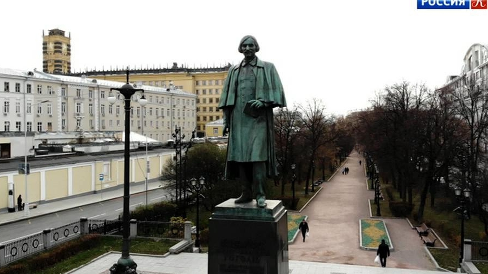 памятник гоголю москва