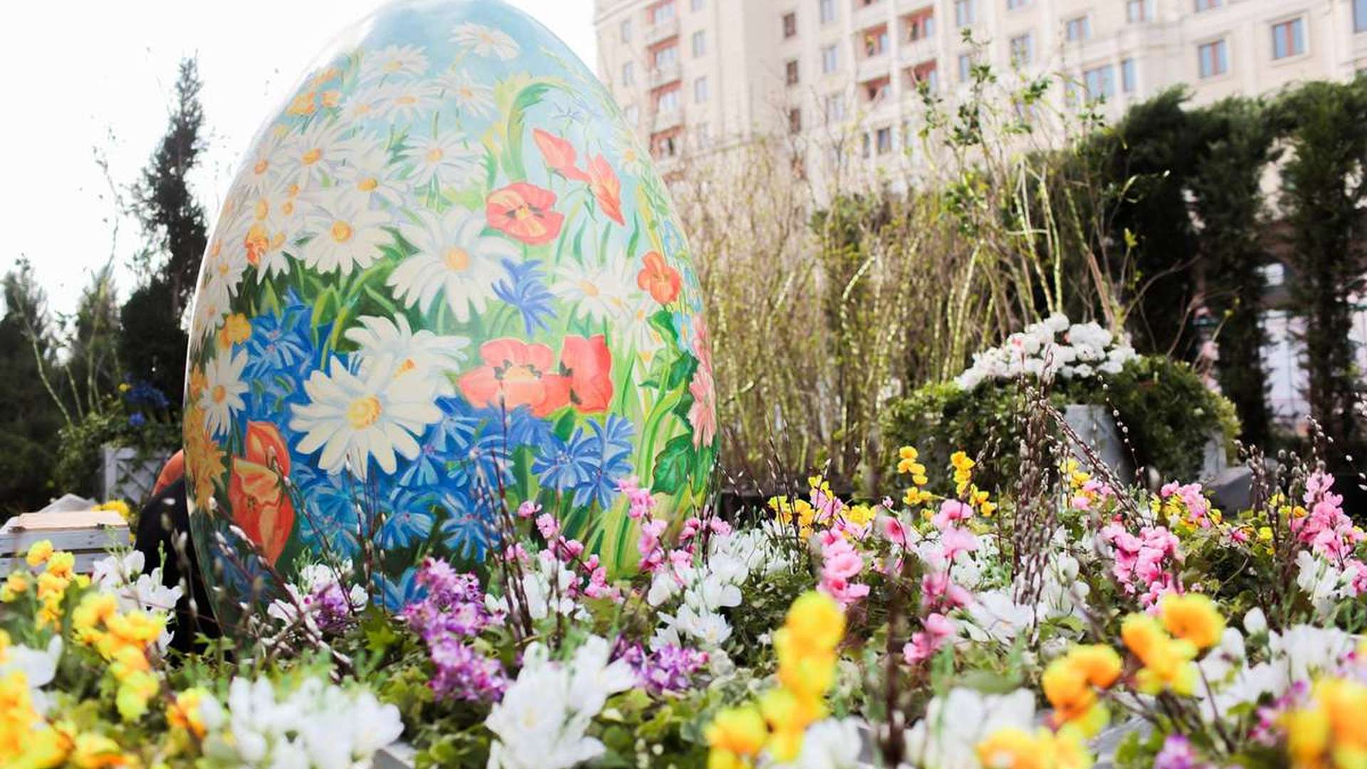 Пасха на вднх 2024. Пасхальные украшения города. Украшение города к Пасхе. Украшение Москвы на Пасху.