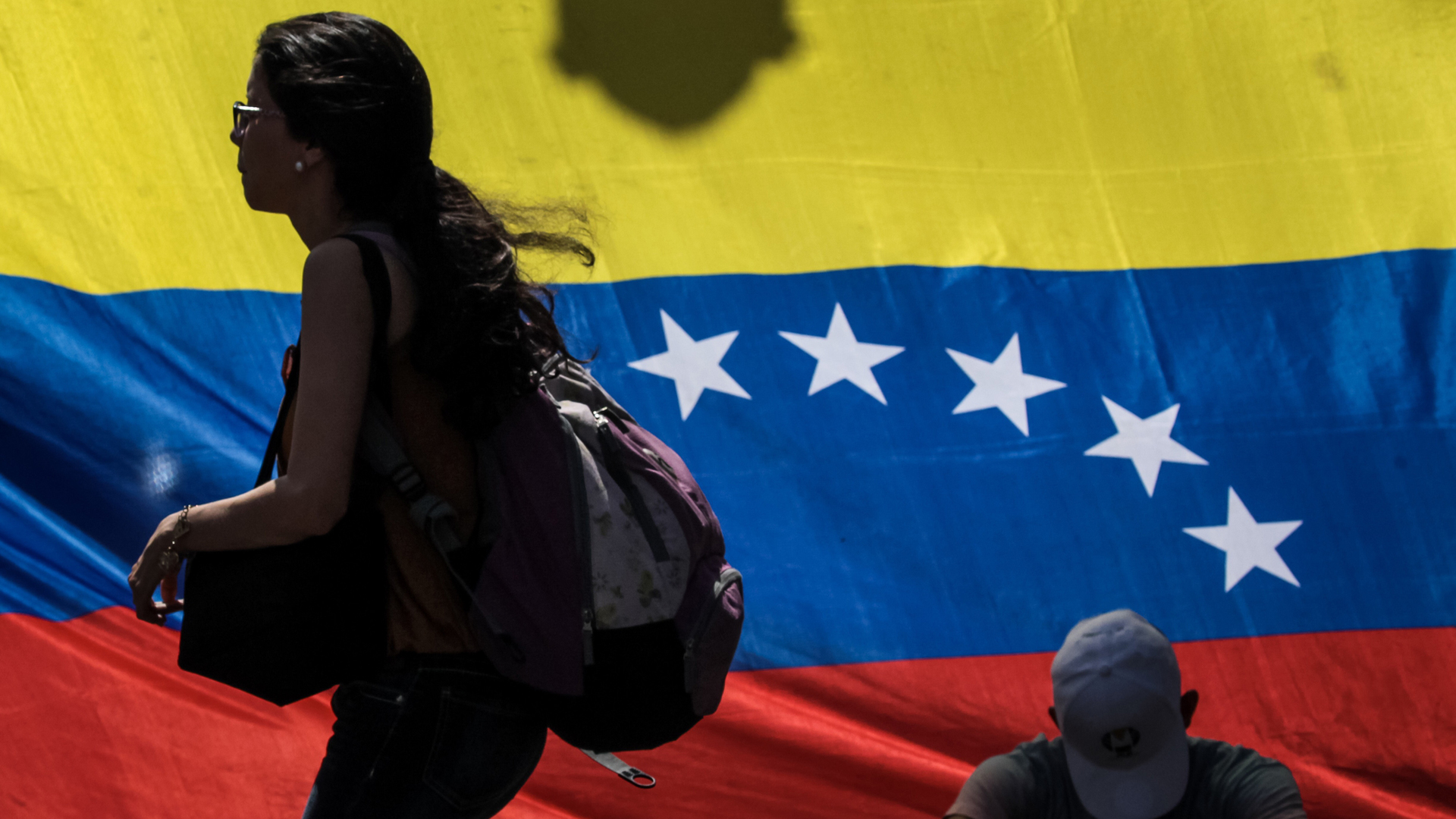 Внешняя политика венесуэлы. Венесуэла политика. Девушки с флагом Венесуэлы. Венесуэлы освободили. Венесуэла и Россия.