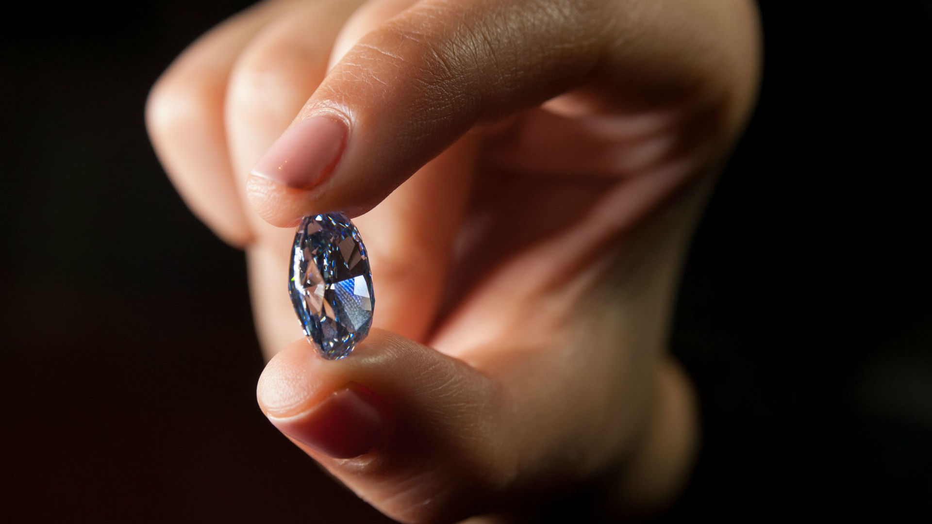 Искусственный голубой бриллиант