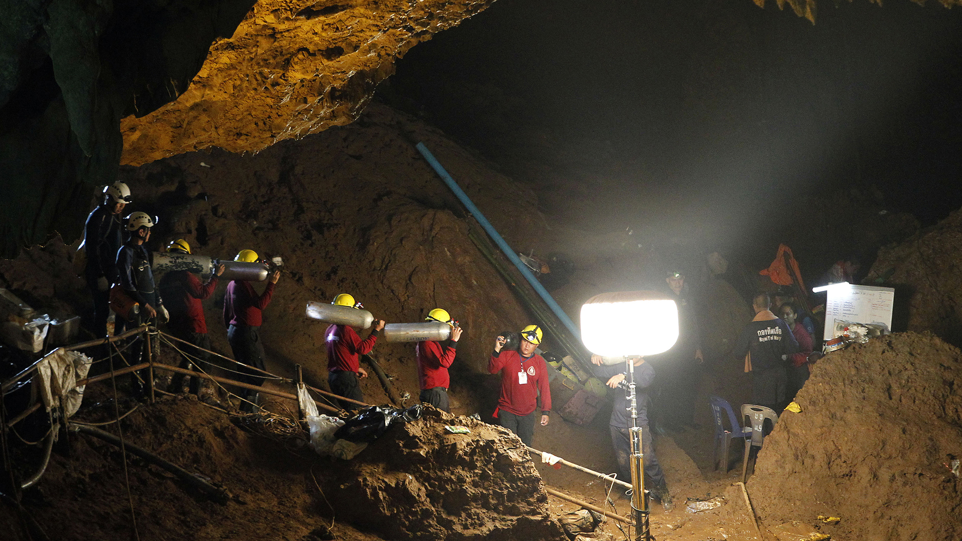 Какую вещь бекки нашли спасатели в пещере. Пещера Тхам Луанг спасение мальчиков. Спасение детей из пещеры в Таиланде. Пещера Тхам Луанг в Таиланде. Спасательная операция в Тайланде в пещере.