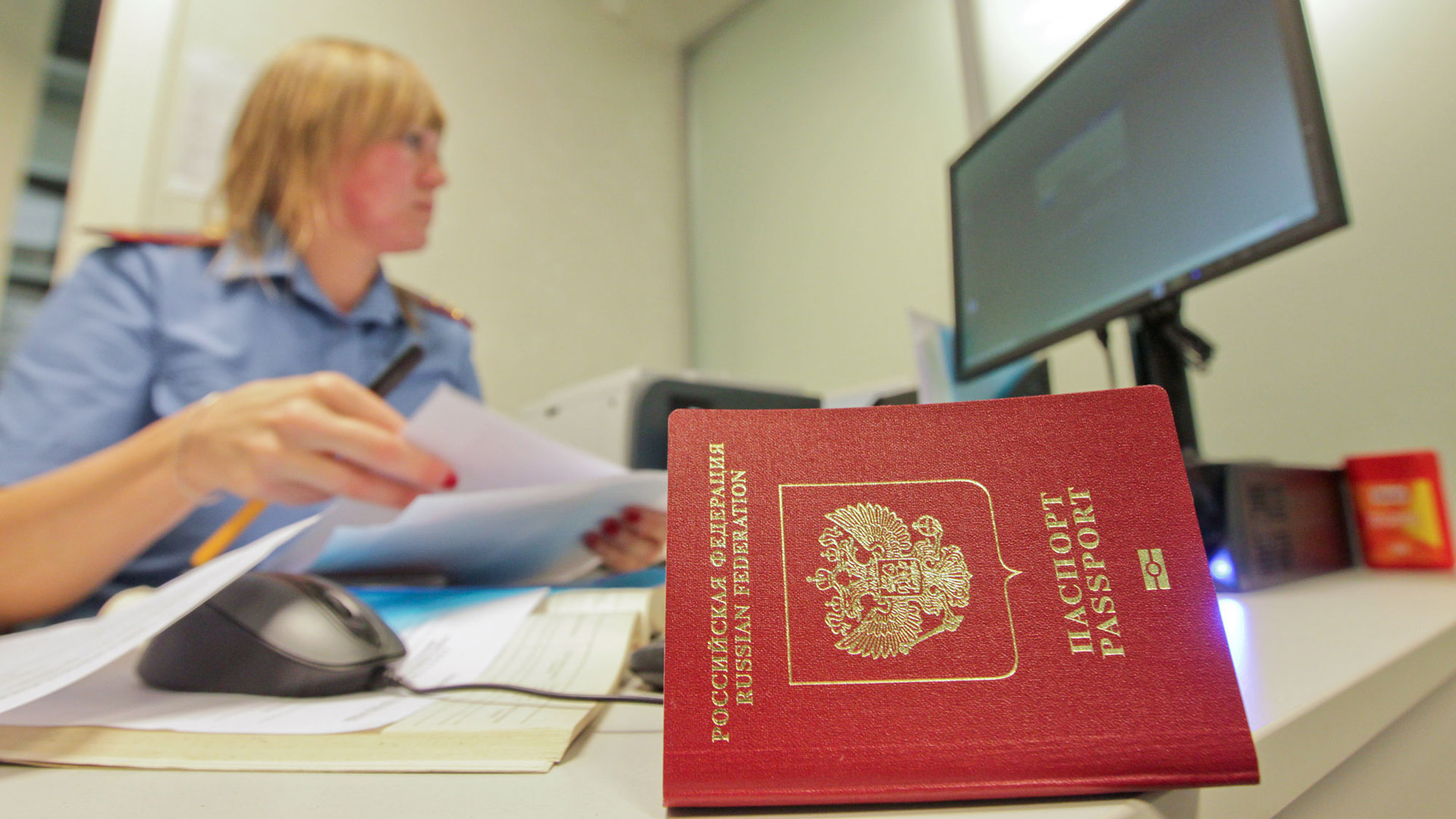 Сайт паспортной службы. Паспортно-визовая служба. ФМС. Работник миграционной службы.