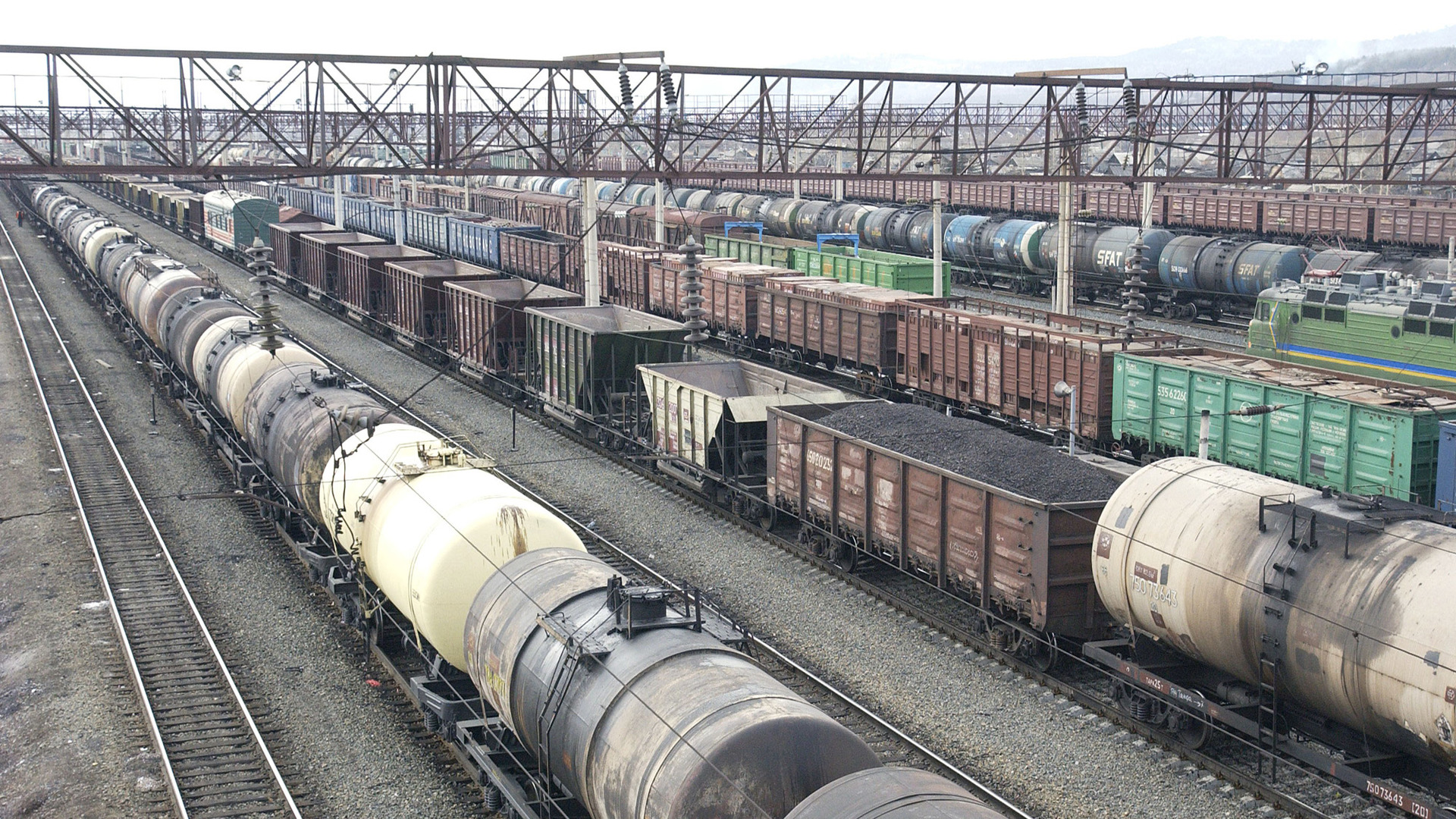 цистерны товарного поезда. вагон ржд грузовой бочка. цистерны на путях. грузовой поезд. вагон цистерна трансойл.