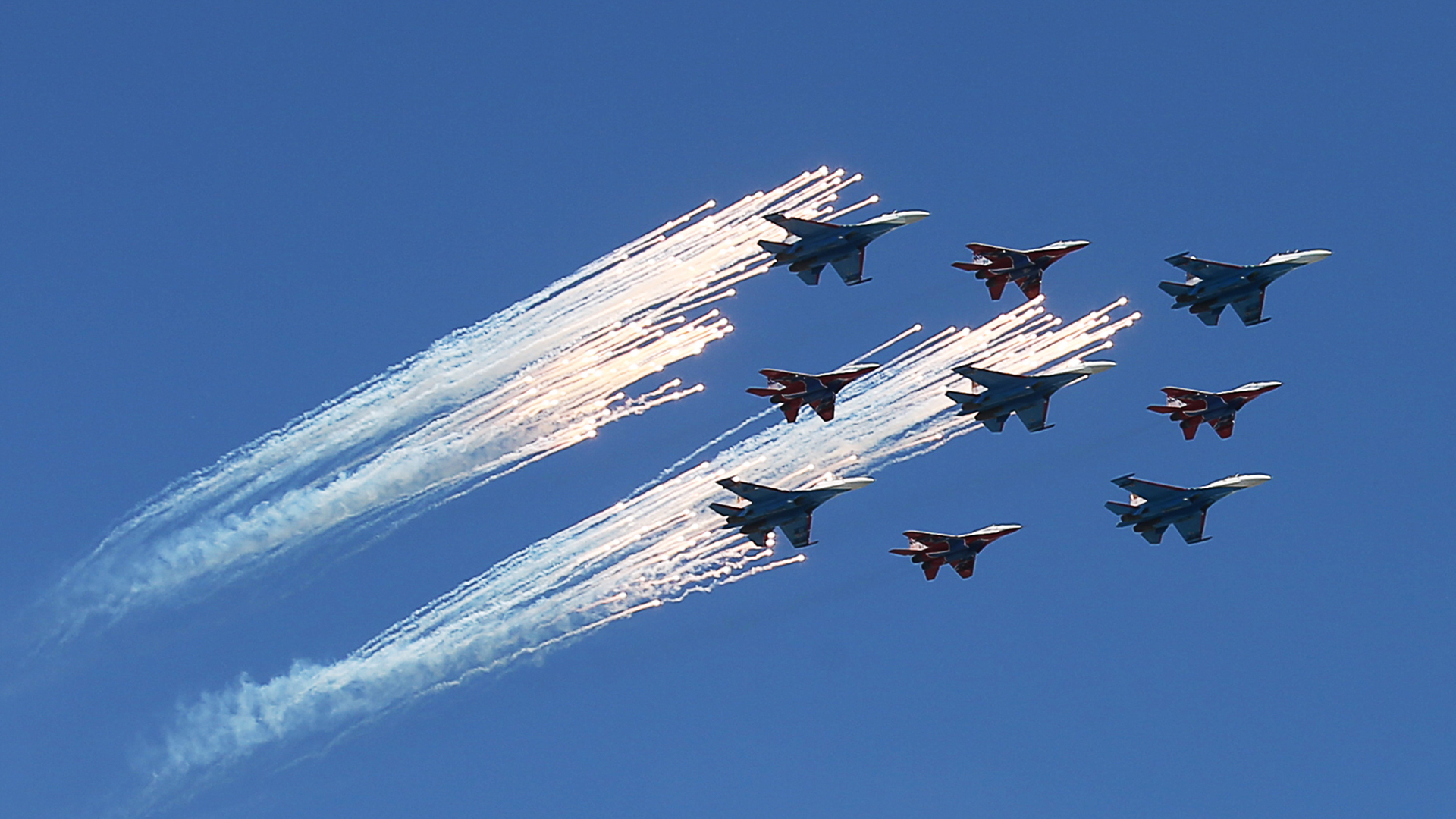 Видео российских самолетов. Су-27 на параде. Стрижи ВКС РФ. Су-27 истребитель Стрижи. Российские истребители в небе.