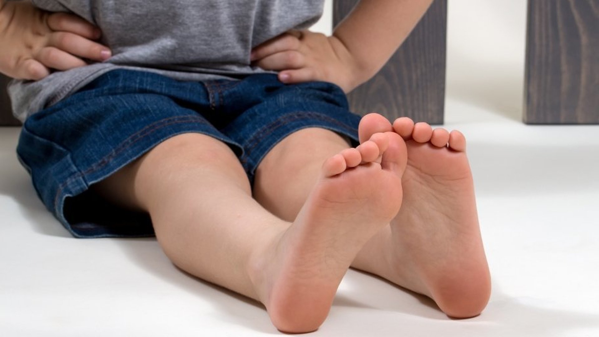 Гигантские детские ноги