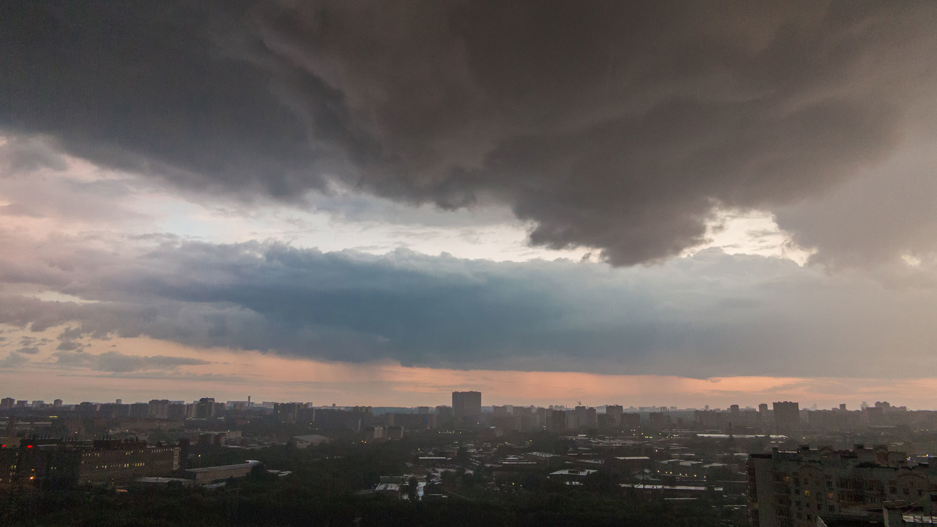 Холодный атмосферный. Атмосферный фронт непогода. Гроз фронт в Москве. Холодный фронт над Москвой. Картинки сильный дождь над Москвой.