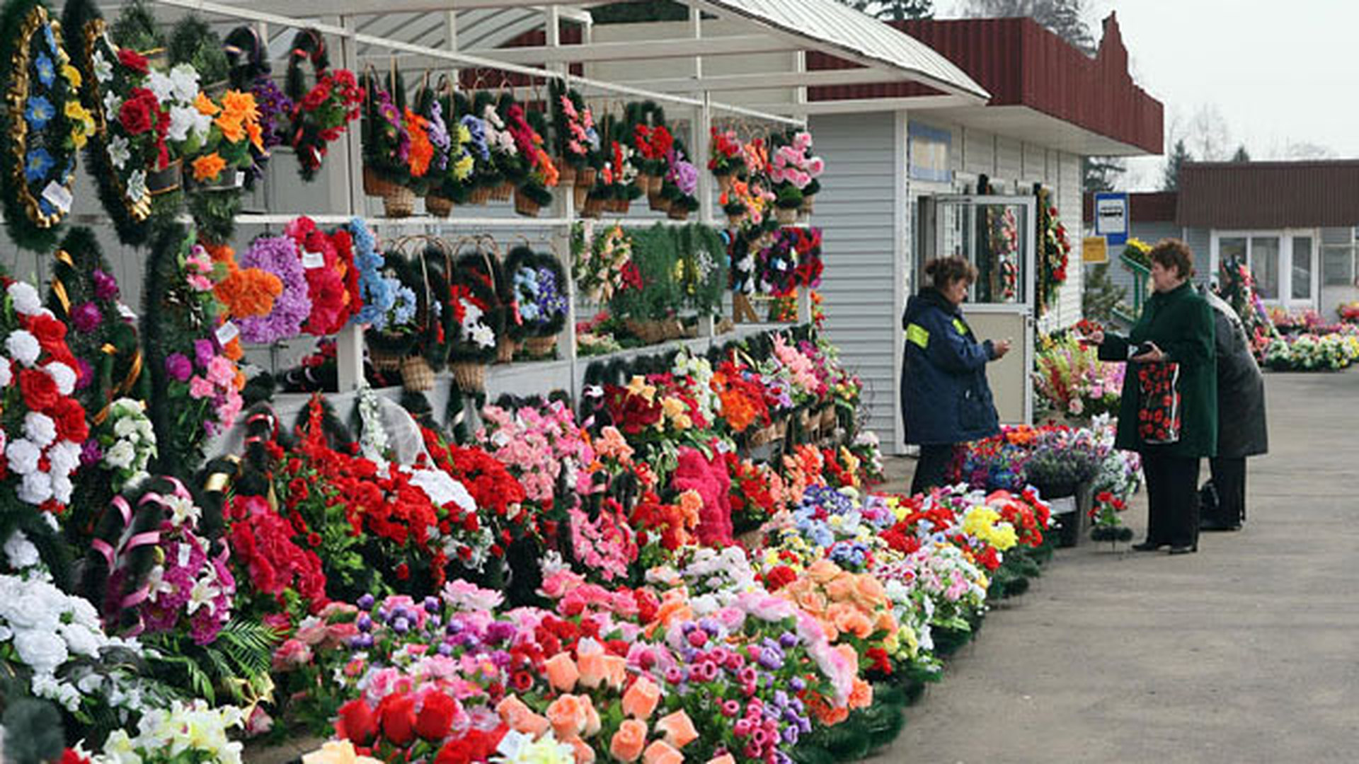 Купить цветы для кладбища интернет магазин. Торговля цветами на кладбище. Искусственные цветы на кладбище. Рынок искусственных цветов. Искусственные цветы похоронные.