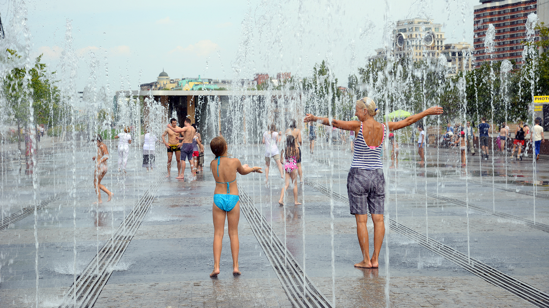 Когда будет самый теплый день. Жара в Москве. Самое жаркое лето. Жара фонтан. Москва лето жара.