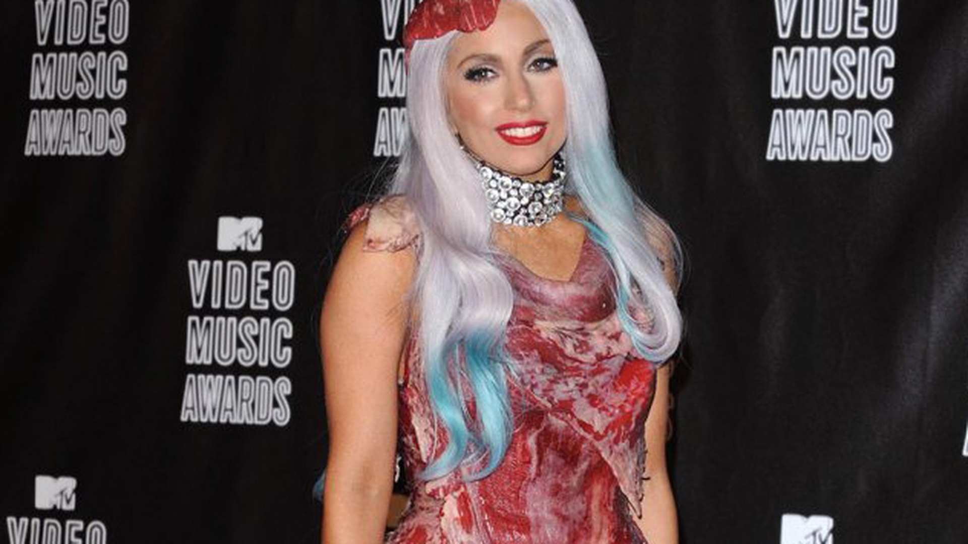 Леди гага в мясе. MTV VMA 2010 леди Гага. Мясное платье леди Гаги. Леди Гага платье из мяса. Мясное платье леди Гаги на премии «VMA» В 2010 году.