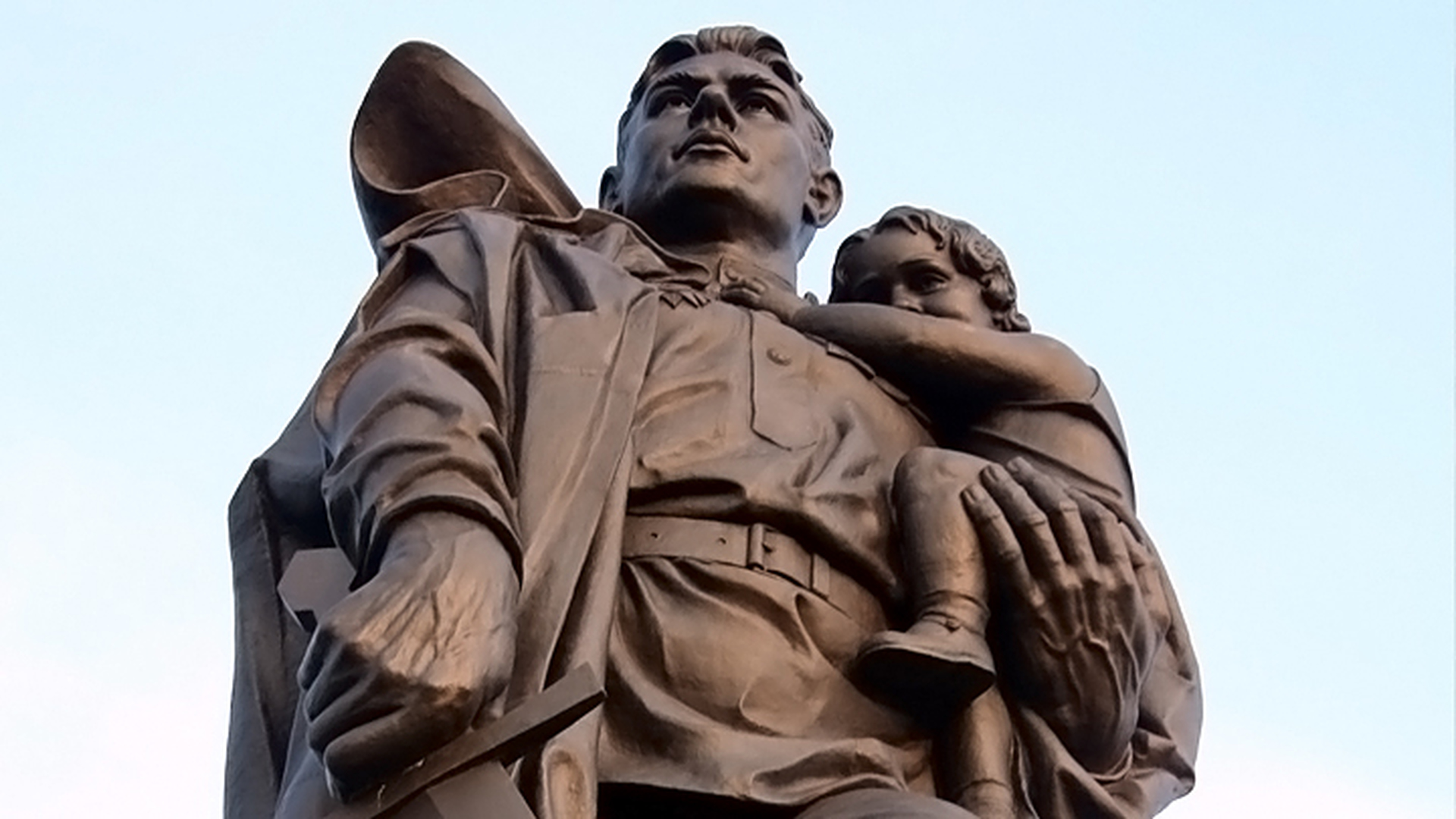 Памятник войну с ребенком в берлине фото