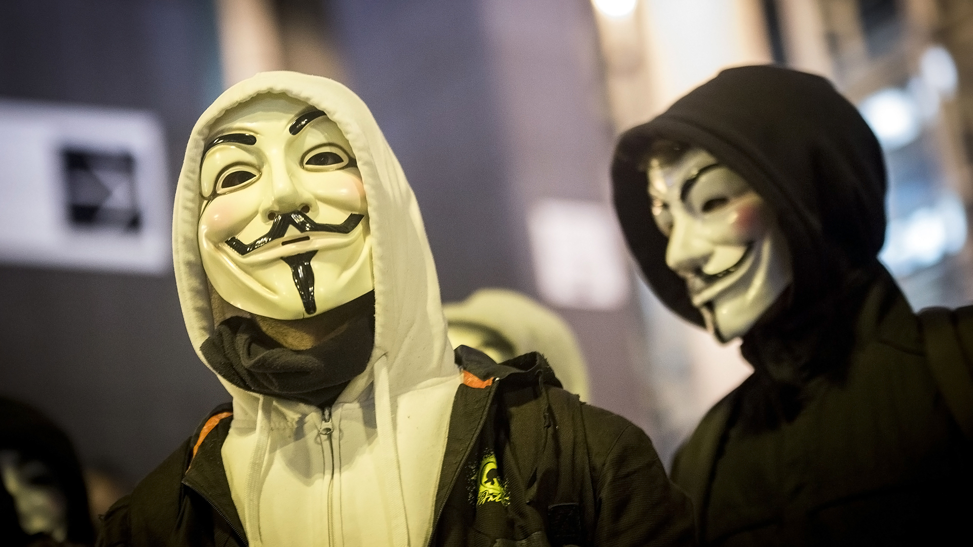 Военный в маске Анонимуса