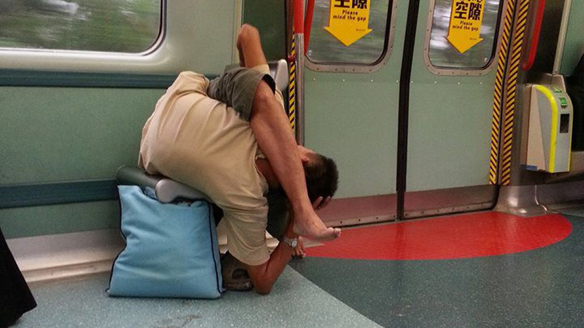 Извращенец в метро. Автобус с ногами. Человек сидит в метро. Ноги в метро. Ноги в атлбвсе.