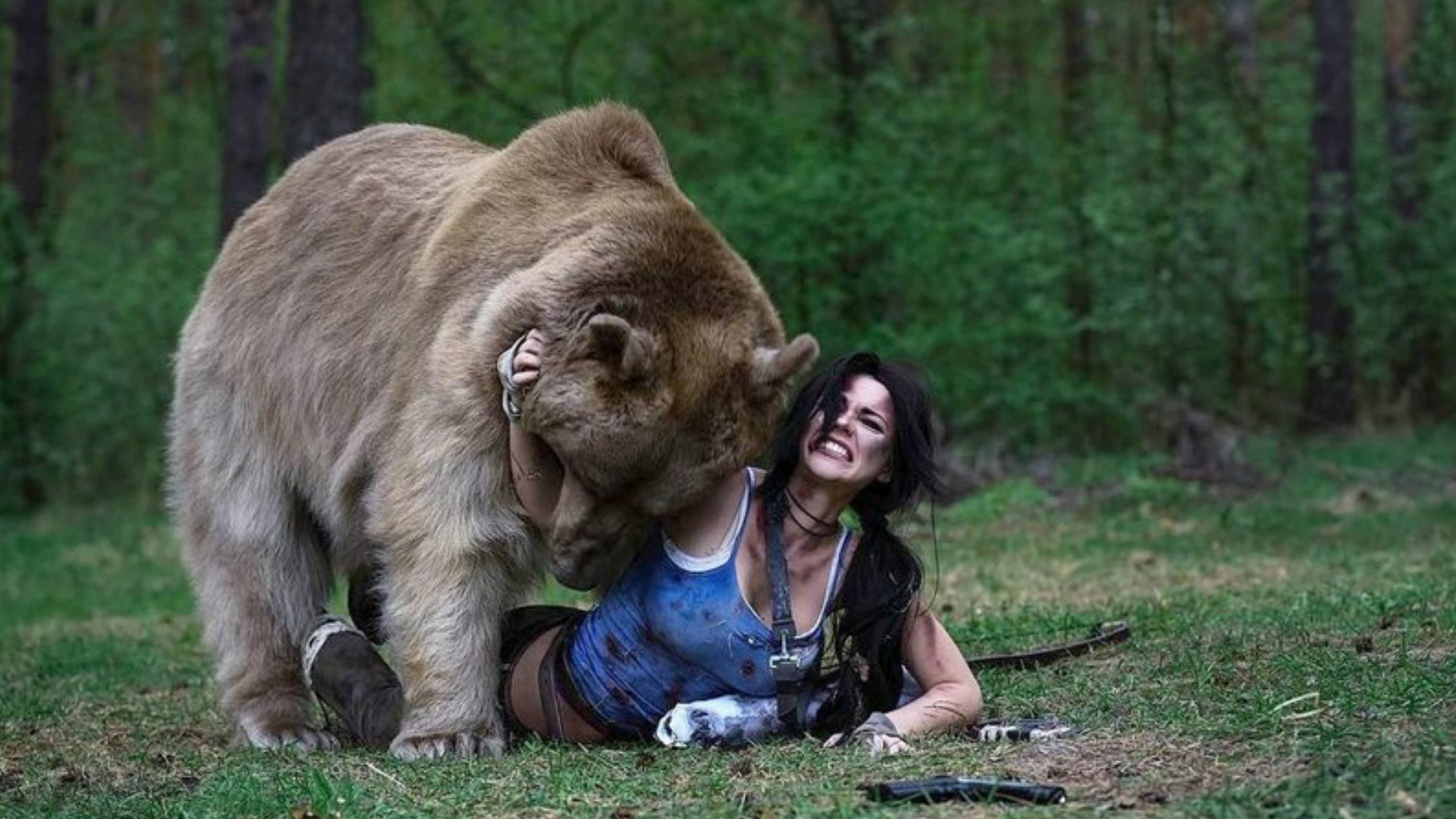 Ирина Мейер косплей Лара Крофт с медведем