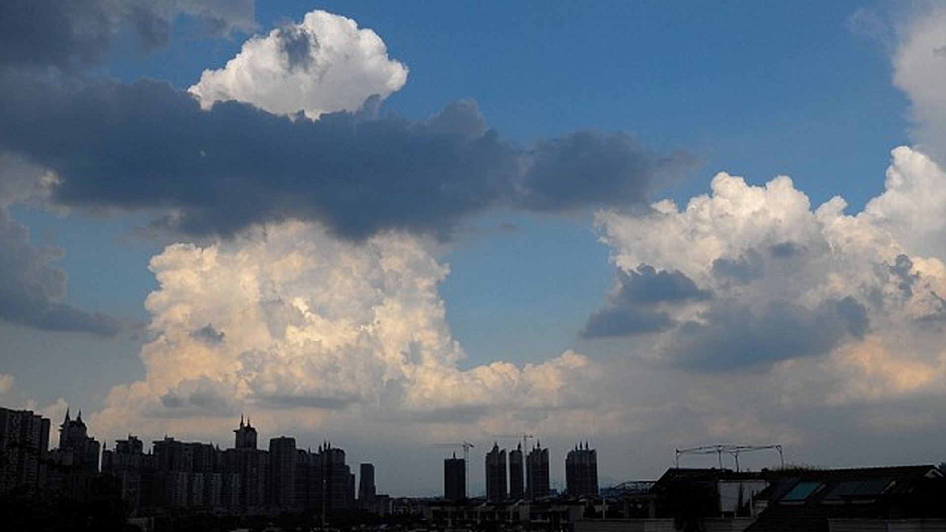 Заметить туча. Облачный город в Китае. Облака в Китае. Город над Китаем в облаках. Необычные облака в Китае.