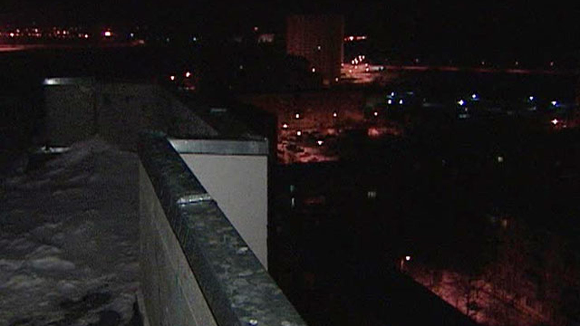 Фото на крыше дома ночью ноги