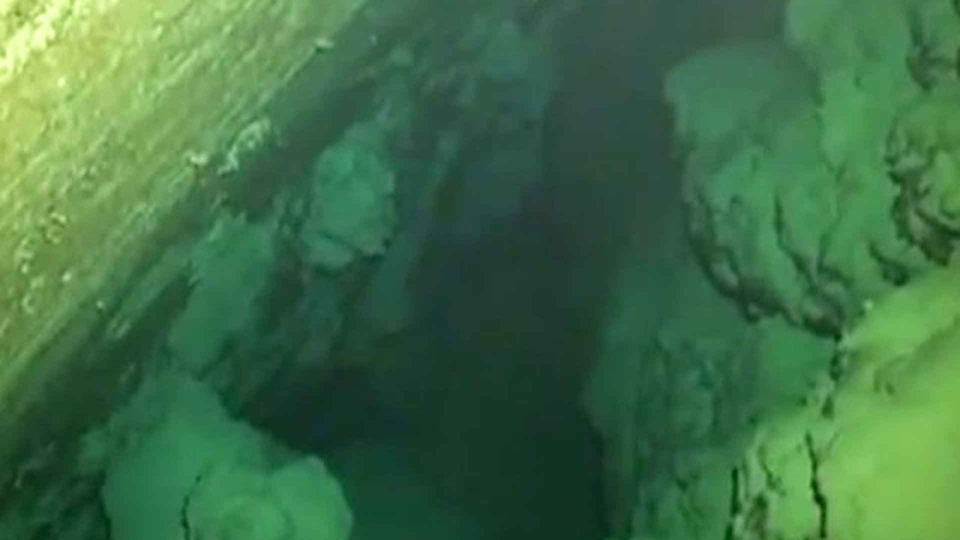 Дайвер пропал в подводной пещере