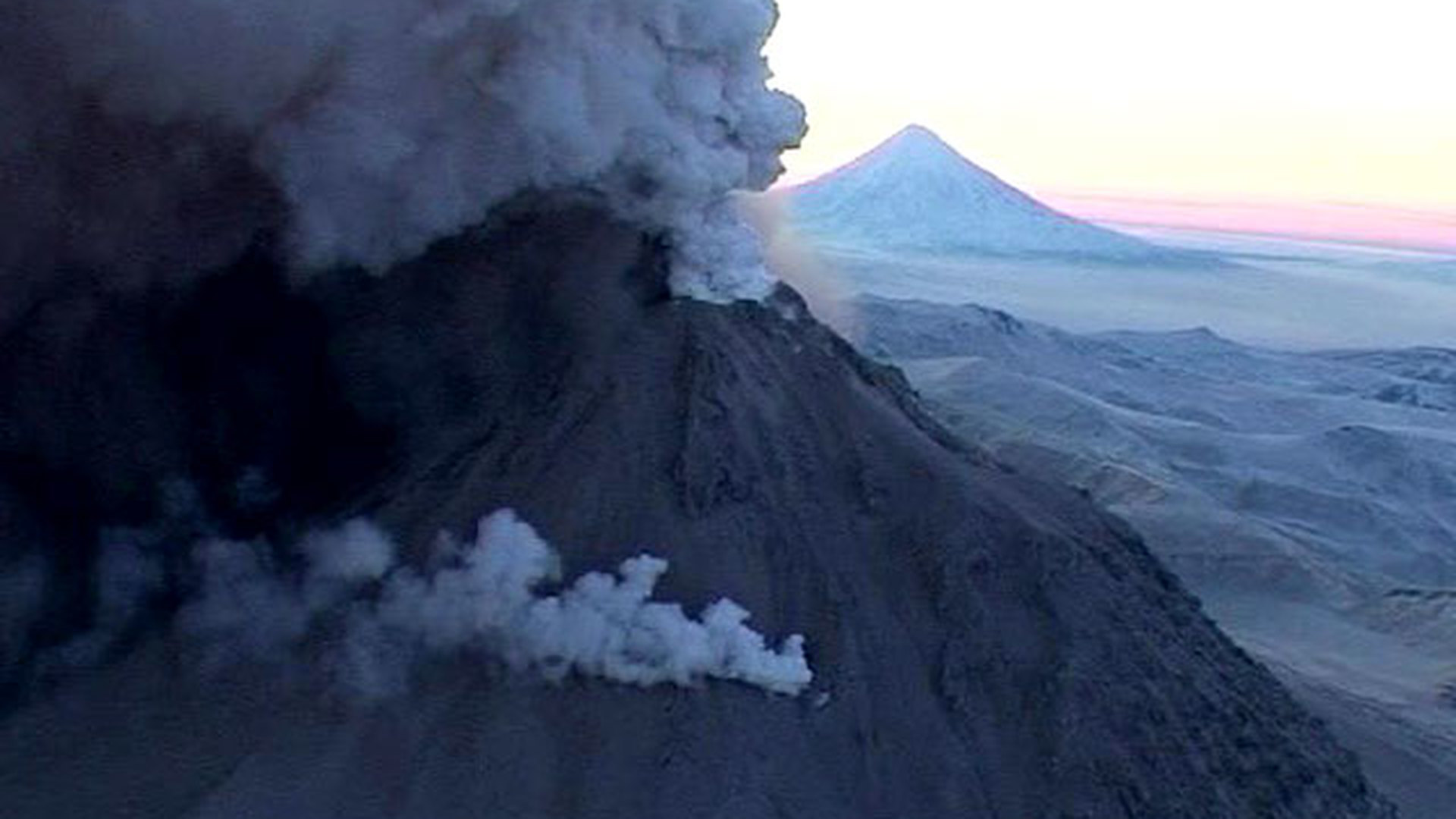 Камчатский вулкан проснулся