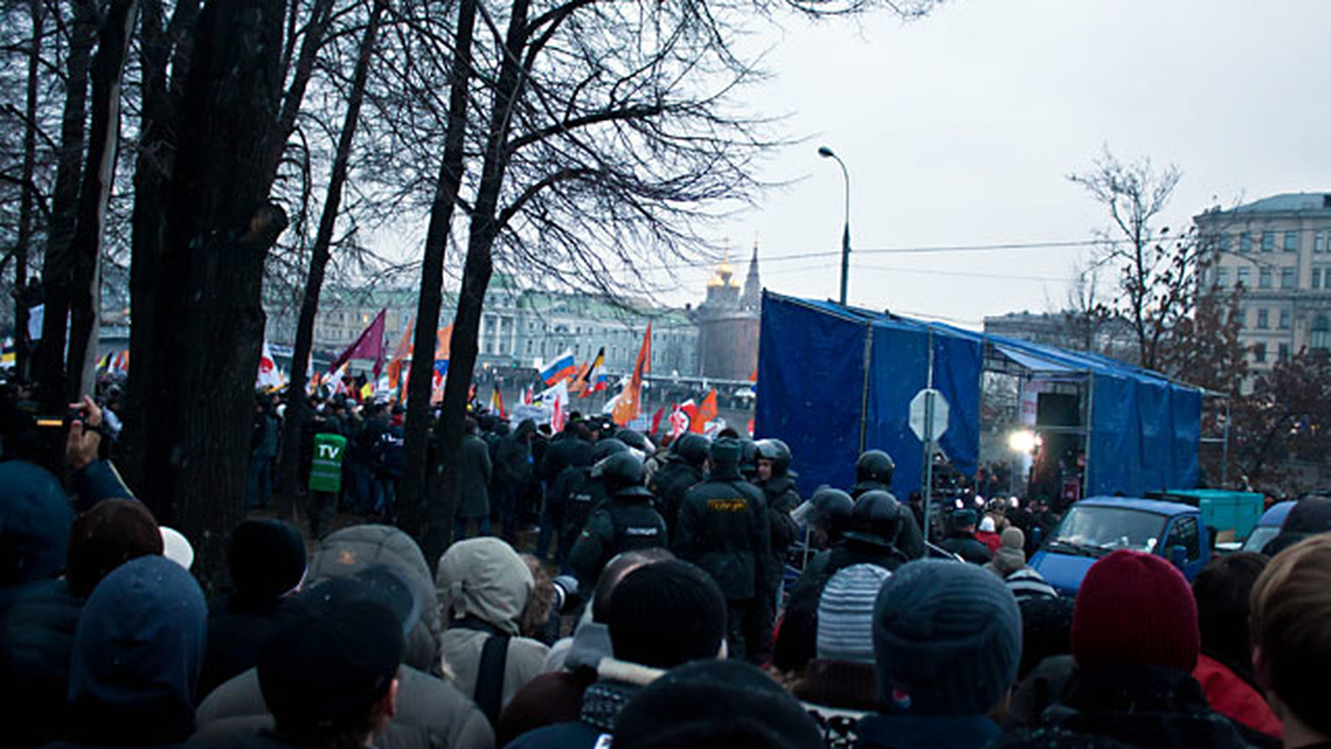 Ситуация в московской. Болотная площадь митинг 2008. Митинг на Болотной 1990. Митинг националистов 2011 год Москва. Болотная площадь митинг 2011 года здание.