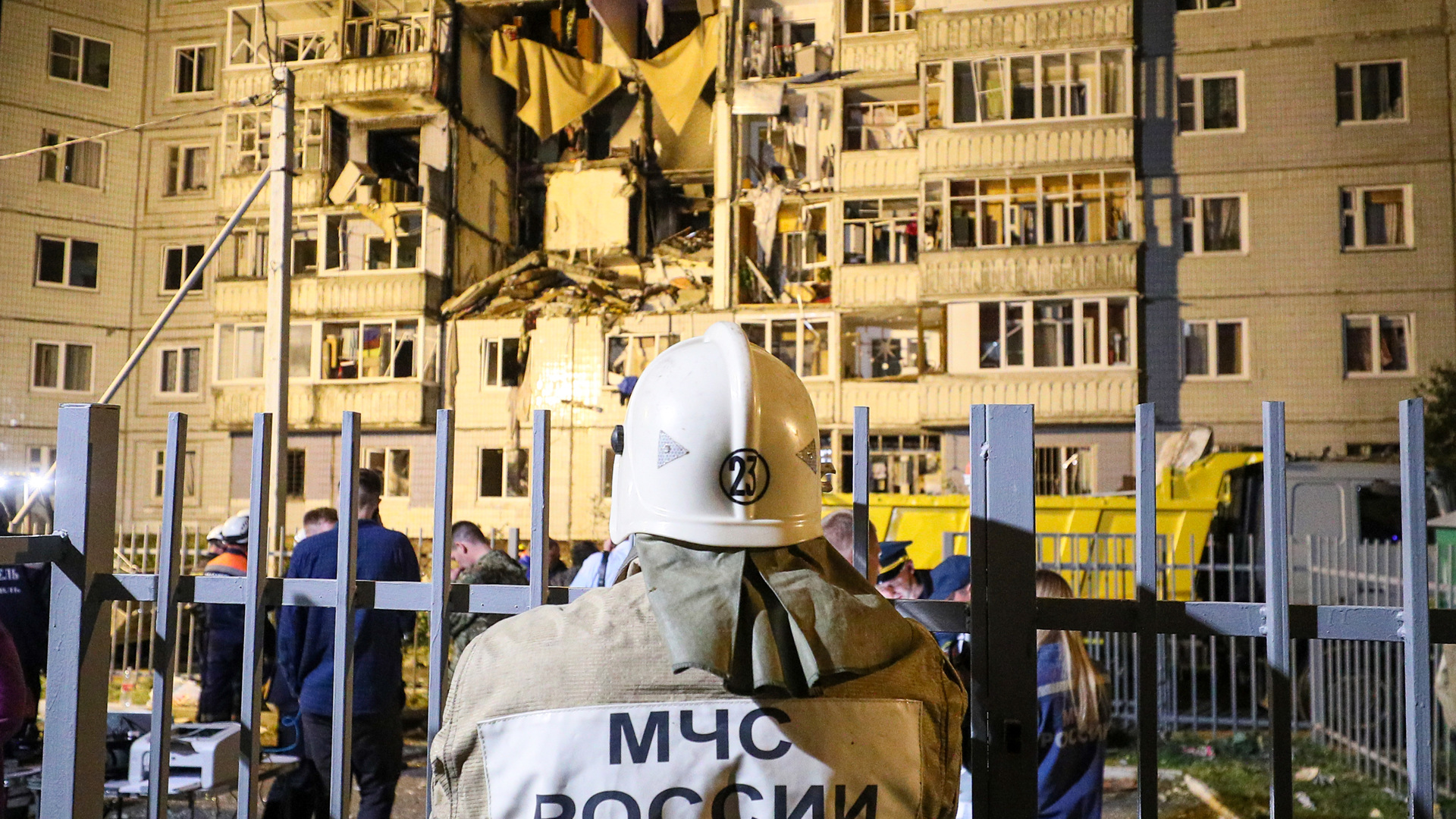 После взрыва в жилом доме. В Ярославле взорвался дом пятиэтажка. Взрыв бытового газа. Взрывы жилых домов в России.