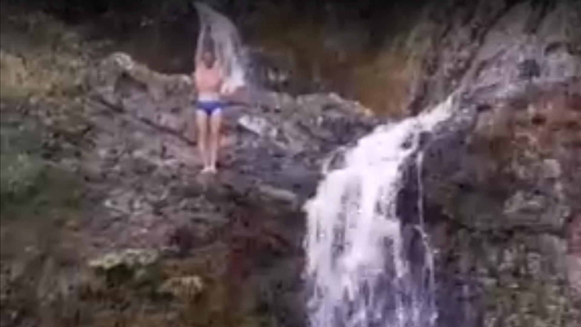 Прыгнуть с водопада