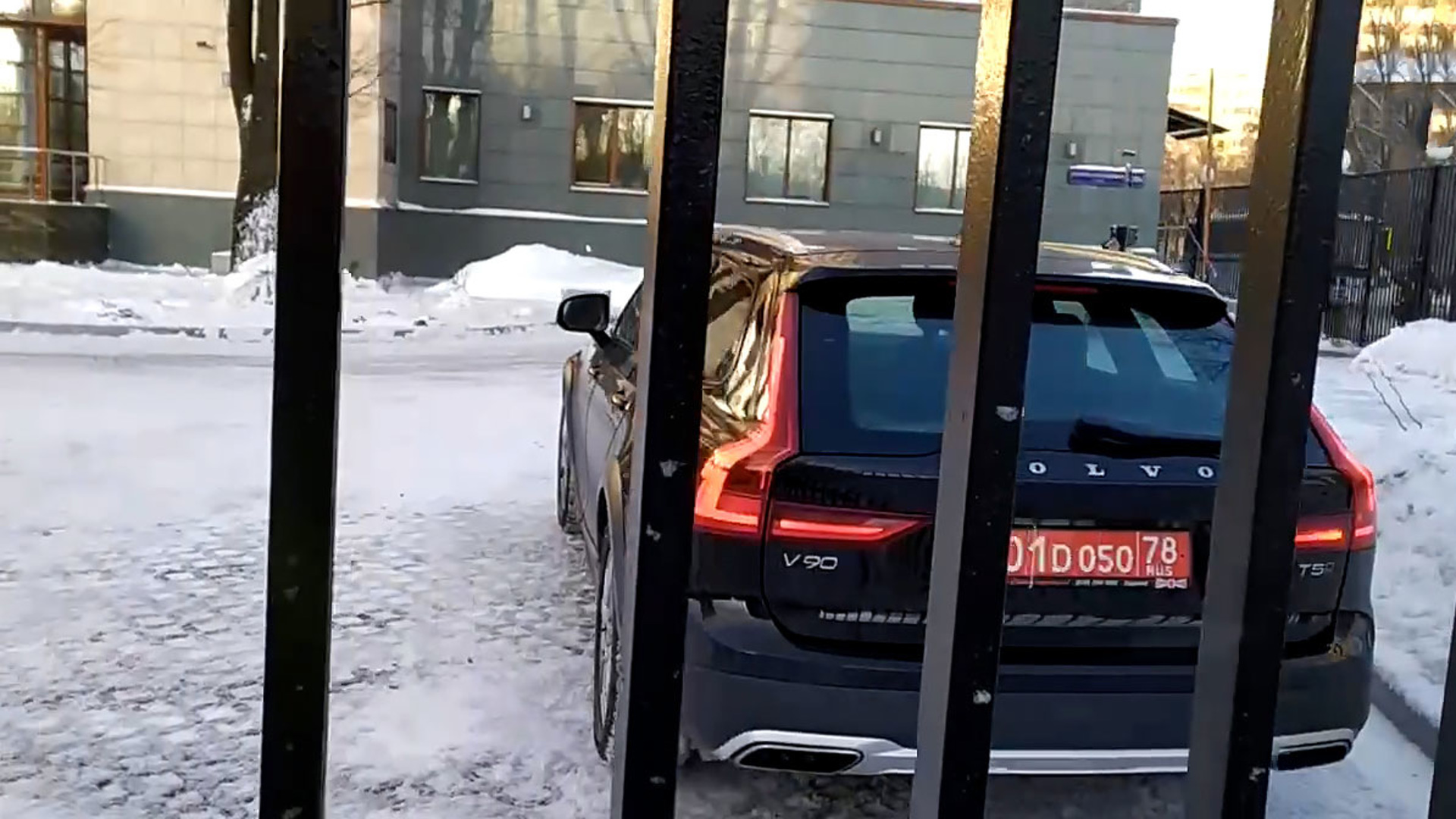 Машины посольств на суде Навального