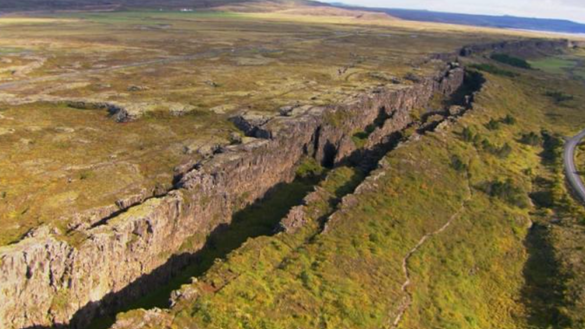 Разрыв гора. Долина Тингвеллир разлом. Исландия тектонические плиты. Разлом тектонических плит в Исландии. Тектонические плиты разломы Гранд каньон.