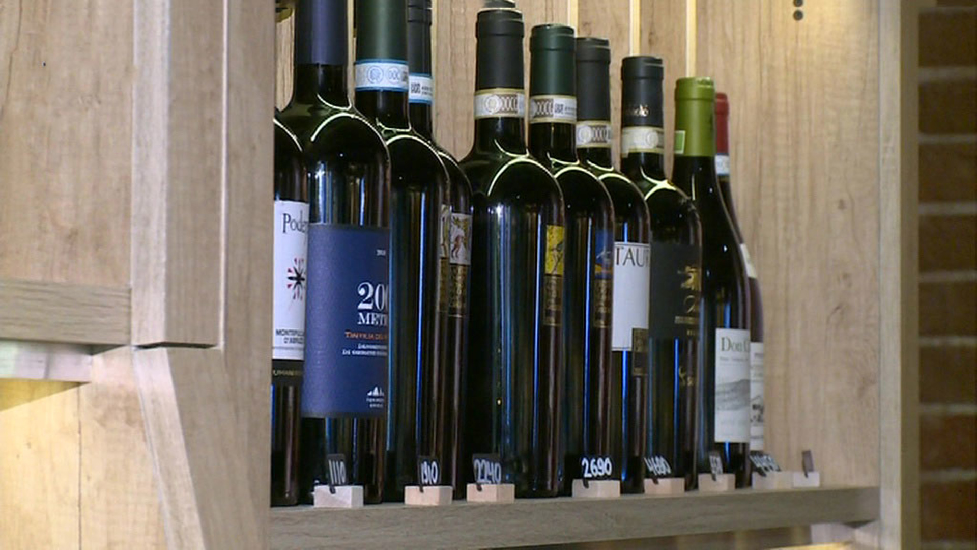 ворует вино. украл вино. прячет бутылку вина. украл вино. Top wine воронеж.