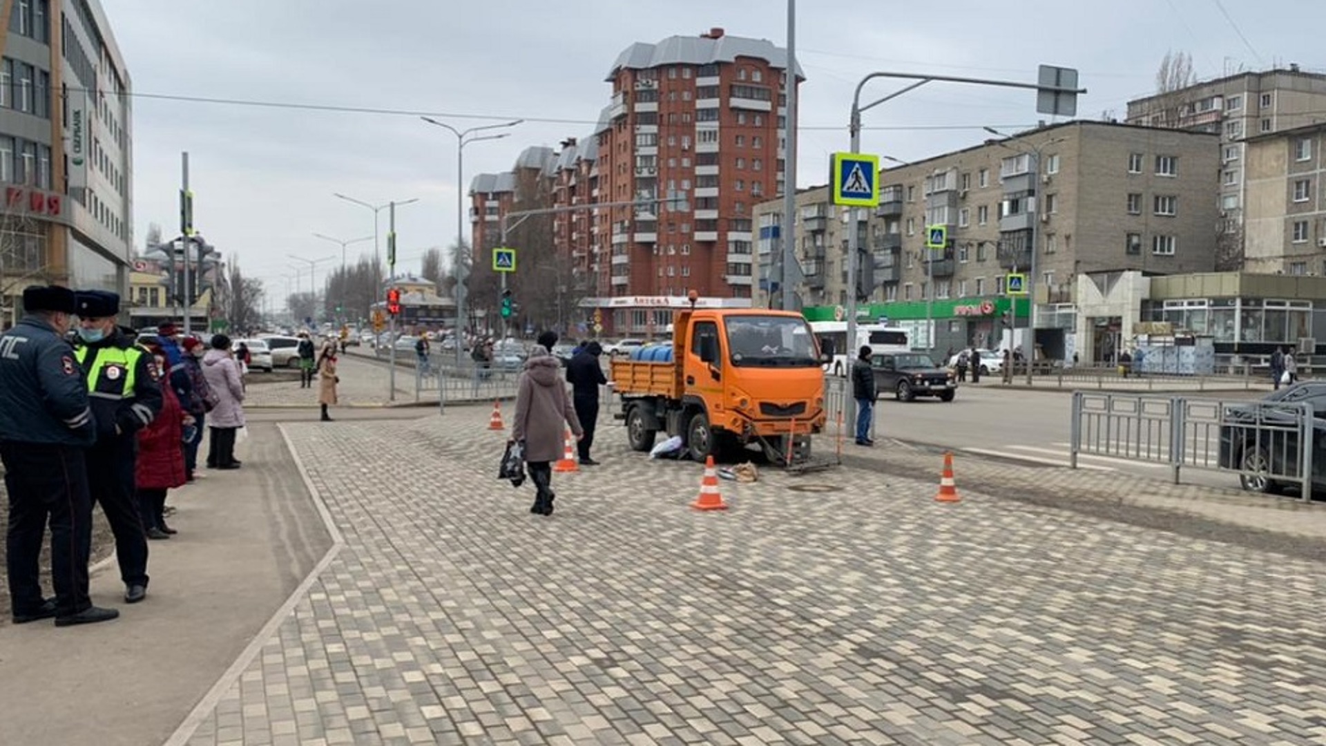 Трагедия в липецке. Машина на тротуаре. Улицы Москвы сейчас. Пожарная машина раздавила тротуар. Фотографии Москвы сейчас.