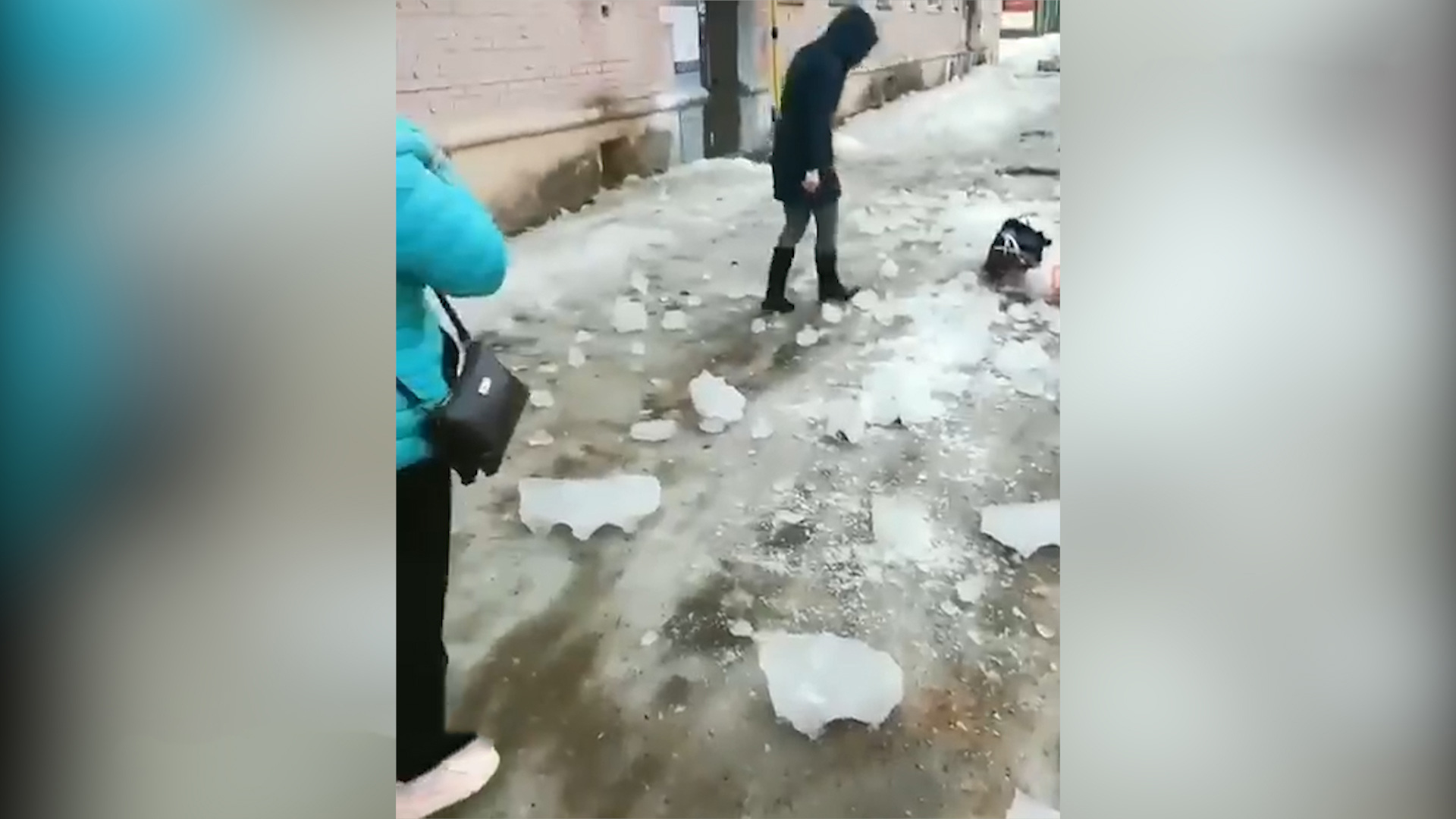 На женщину упала глыба льда