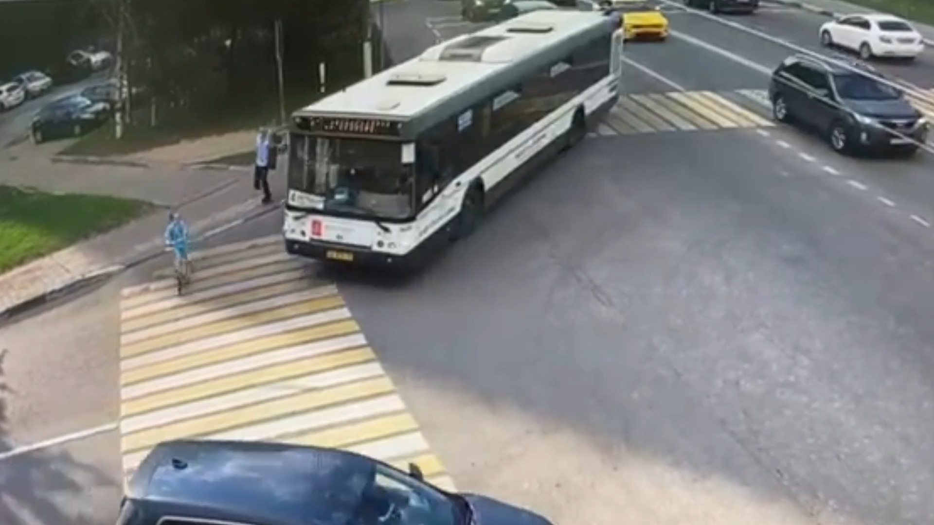 Автобус сбил пешехода. В Химках автобус сбил девочку на самокате. Автобус сбил девочку в Химках.