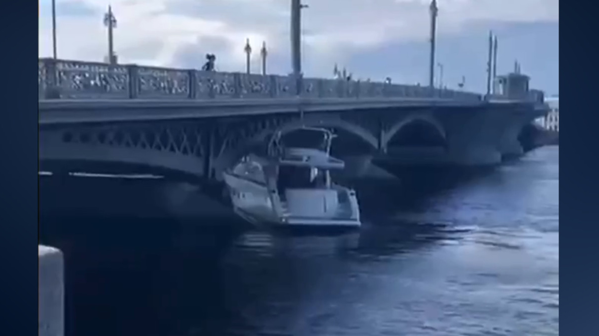 Питер яхта под мостом