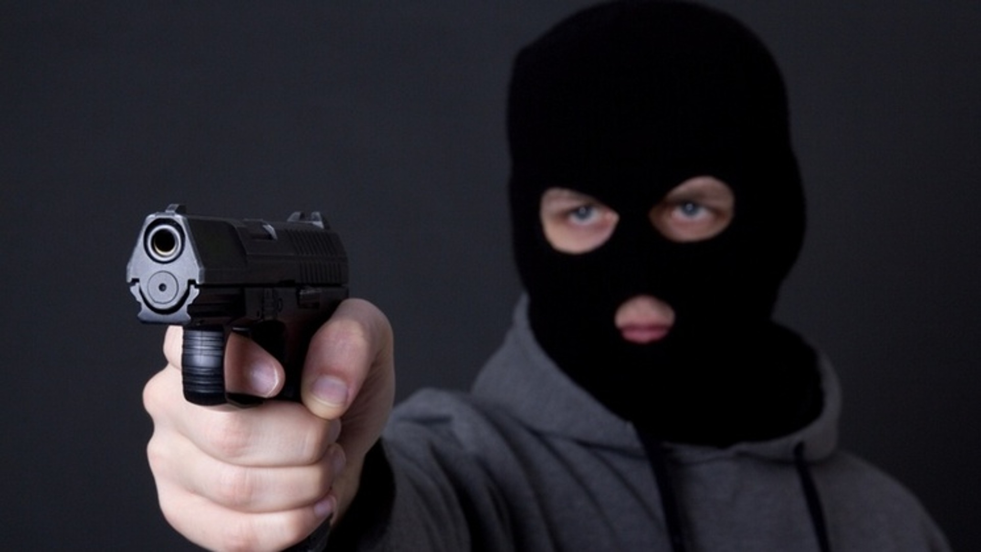 Бандит с пистолетом. Человек в маске с пистолетом. Бандиты в масках. Бандит в маске с пистолетом.