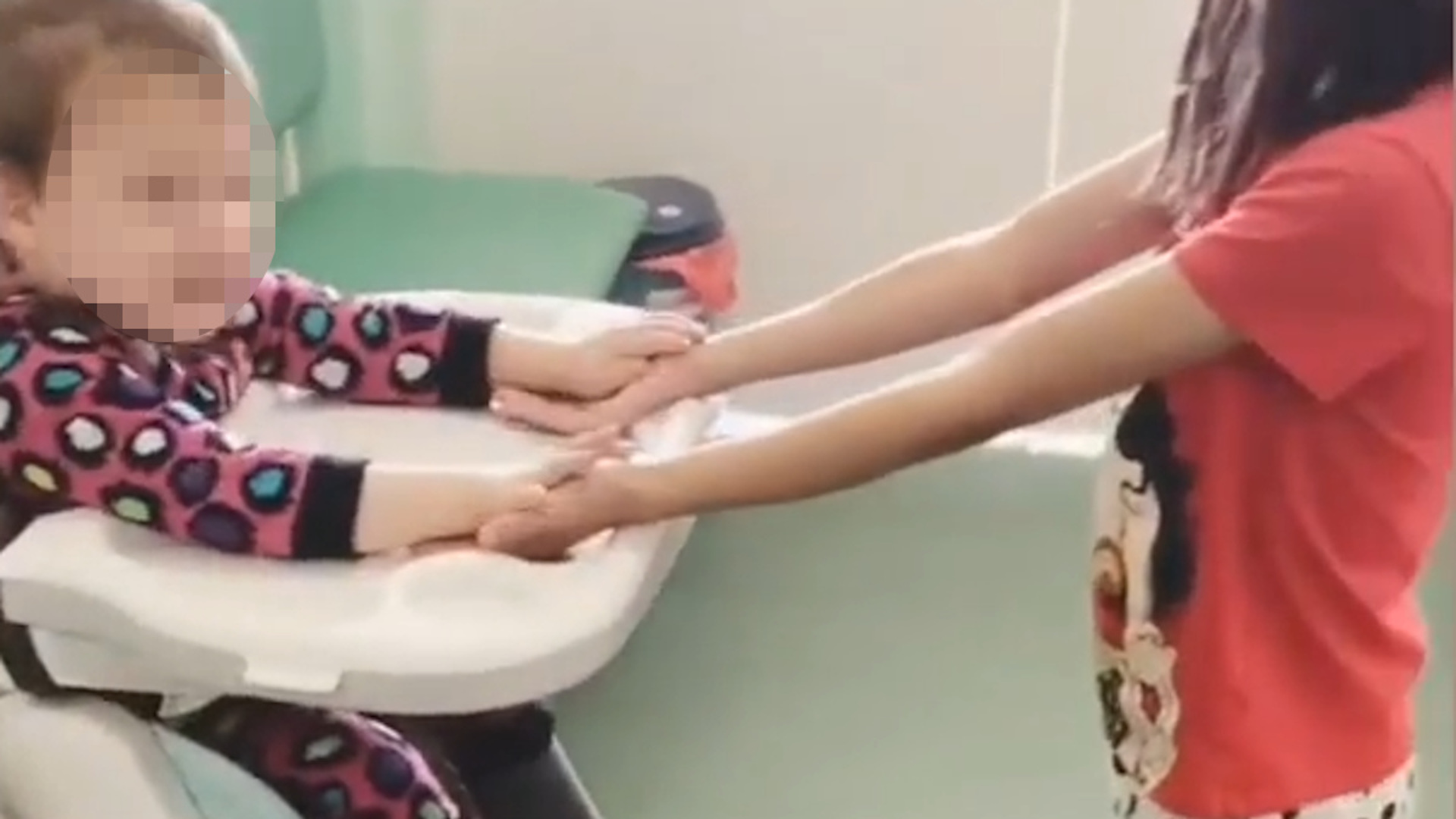 Дети привязанные к стулу в больнице