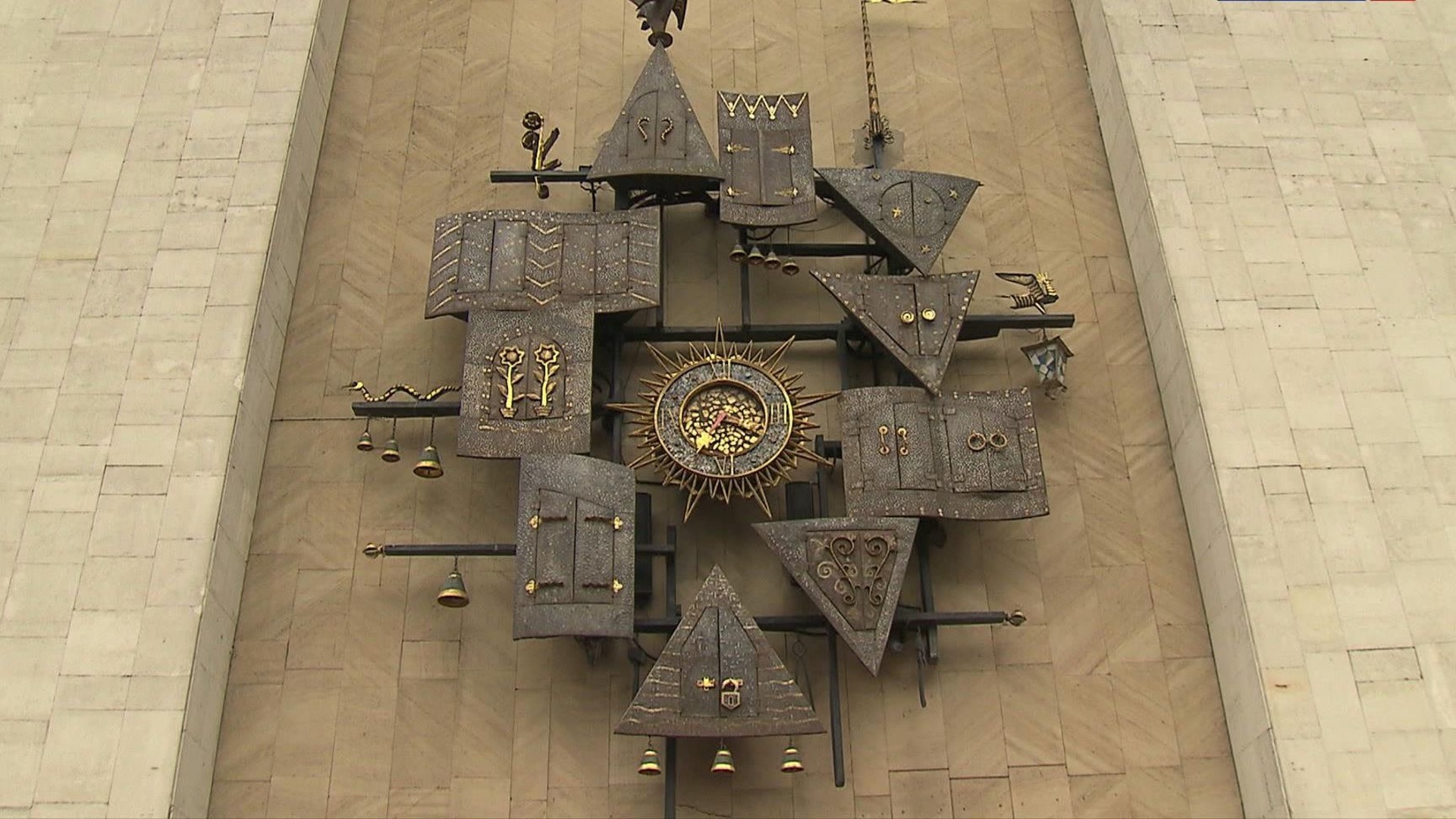 Часы на фасаде театра Образцова в Москве