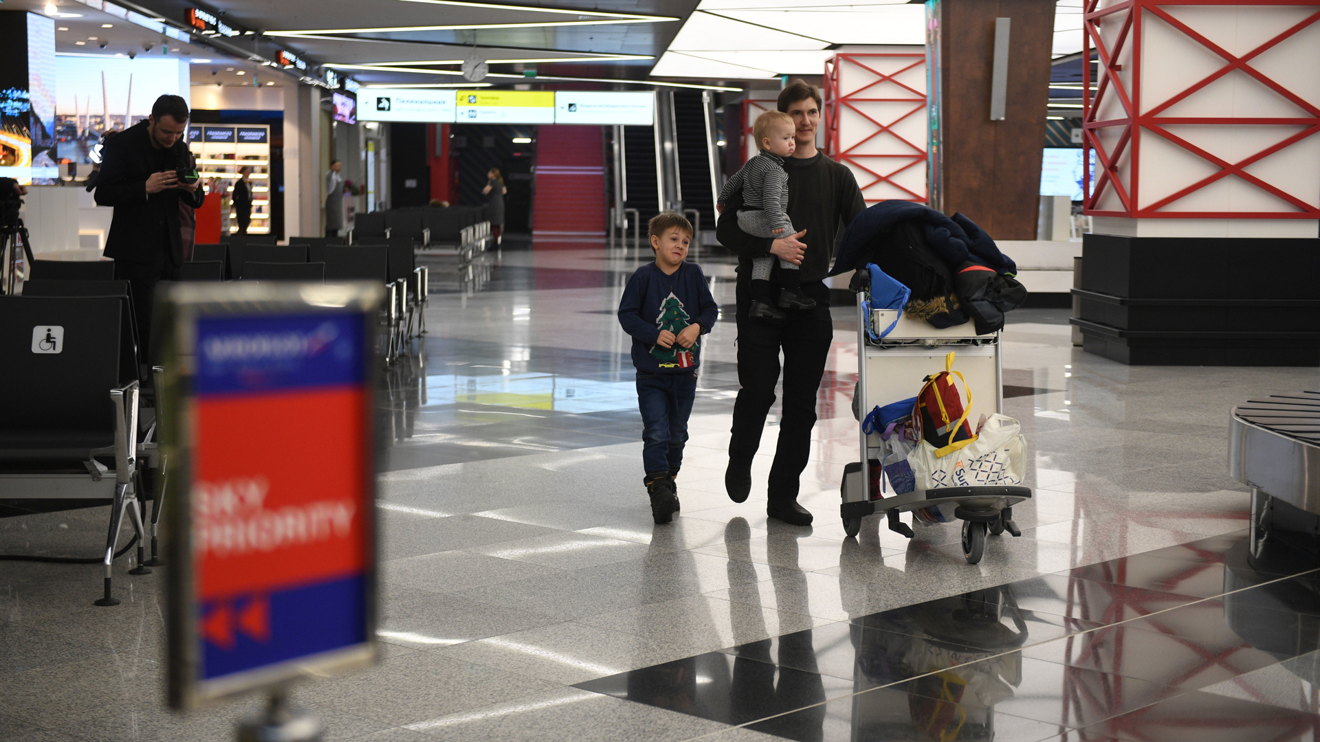 Порядок выезда детей. Дети в аэропорту. Выезд ребенка за границу. Мама с ребенком в аэропорту. Шереметьево для детей.