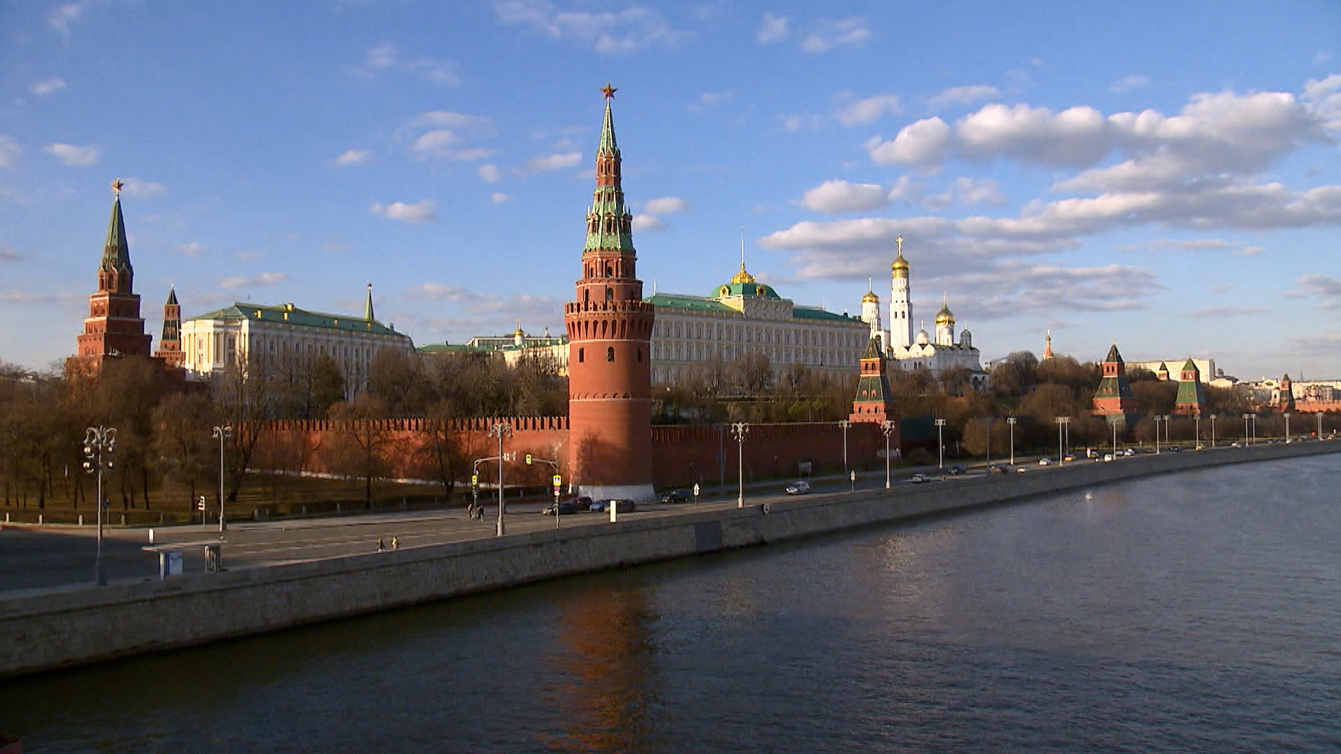 В москве вели. Фото кончается Россия начинается Москва.