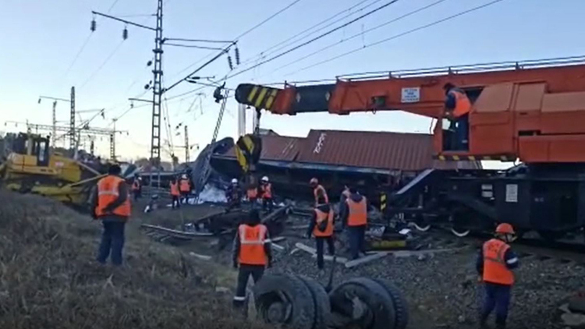 Автокран врезался в поезд. 23.10.2021 ДТП станция Ледяная Амурская область. Авария на Железнодорожном переезде.