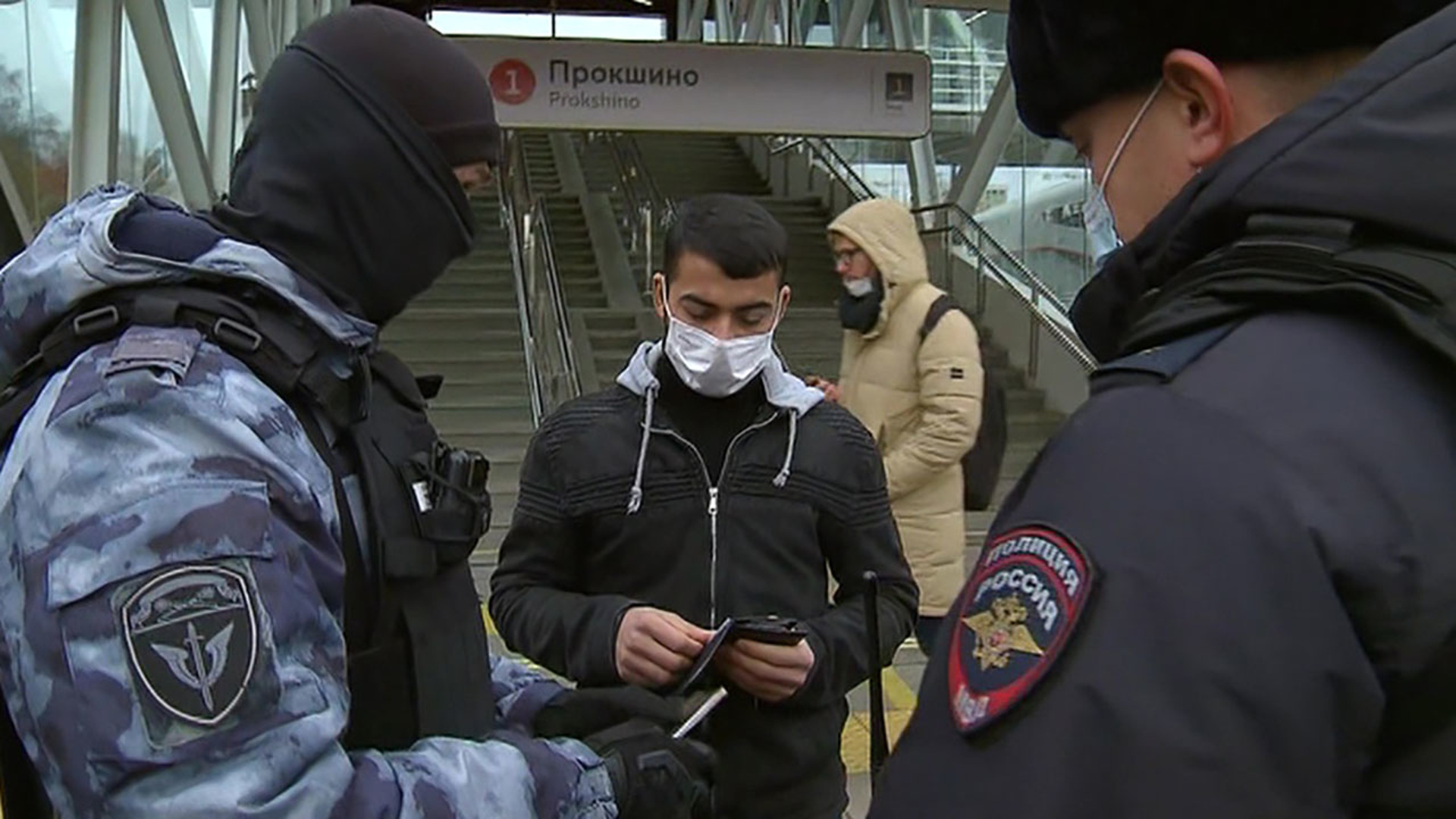 Мигранты в москве. Облава на мигрантов в Москве. Рейд против мигрантов в новой Москве. Нелегал МВД. Мигранты в Москве полиция.