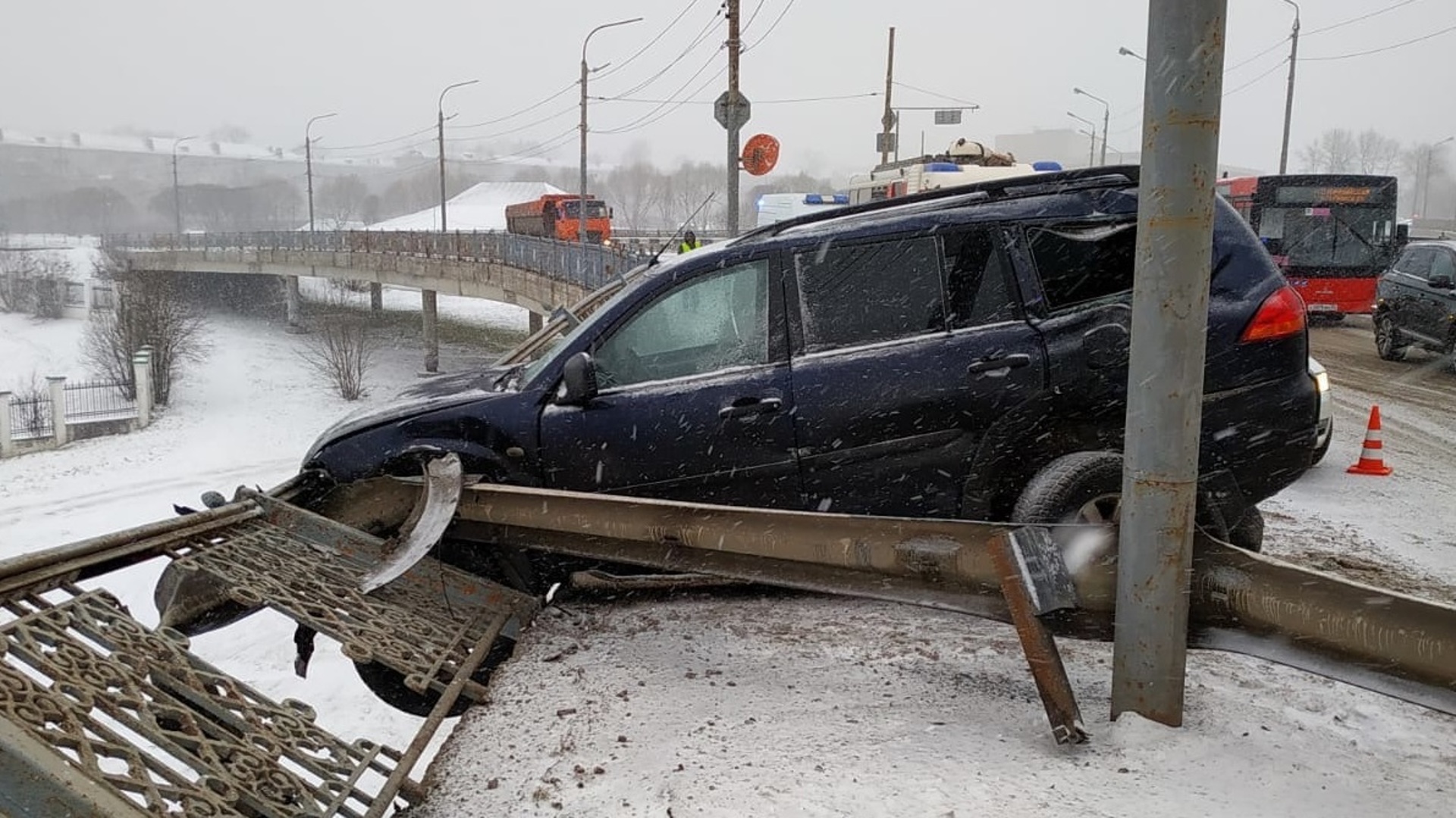 джип с моста