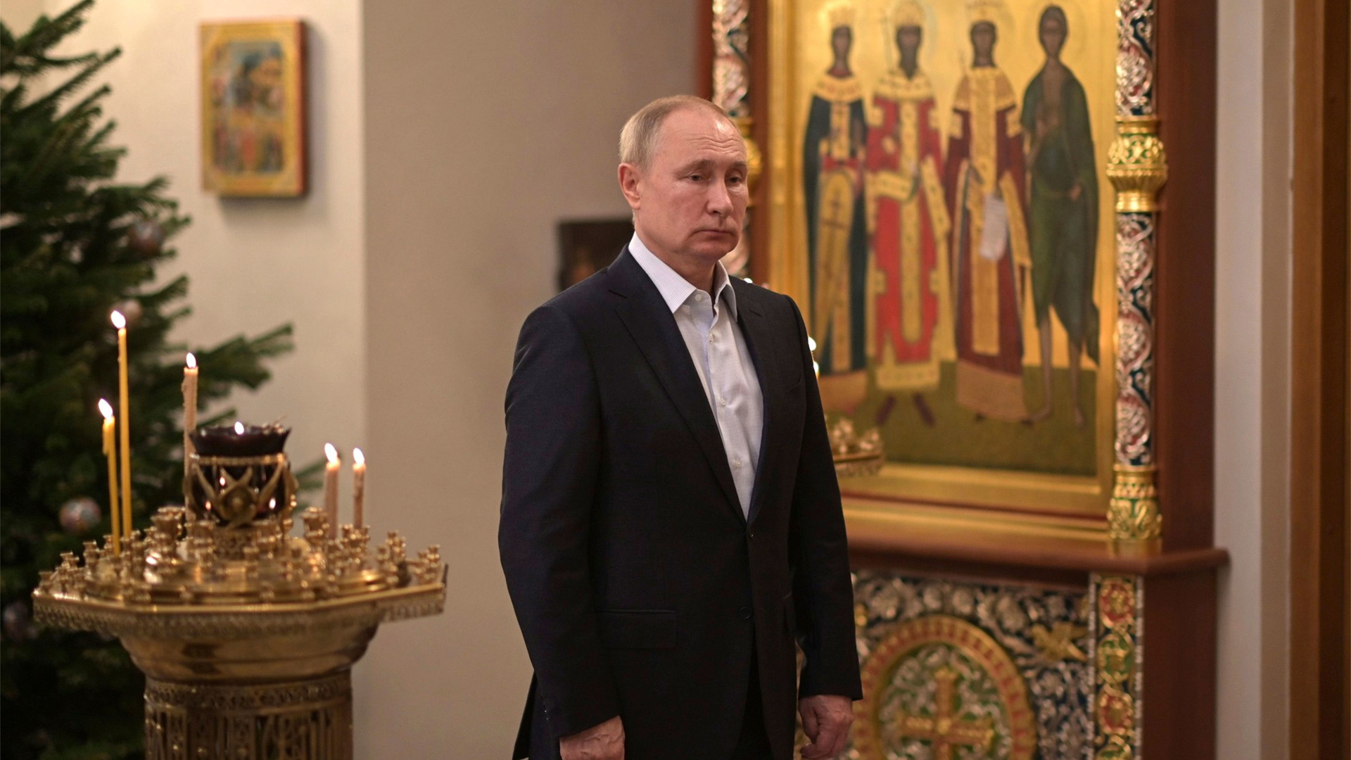 Путин посетил Рождественское богослужение в Ново-огарёво