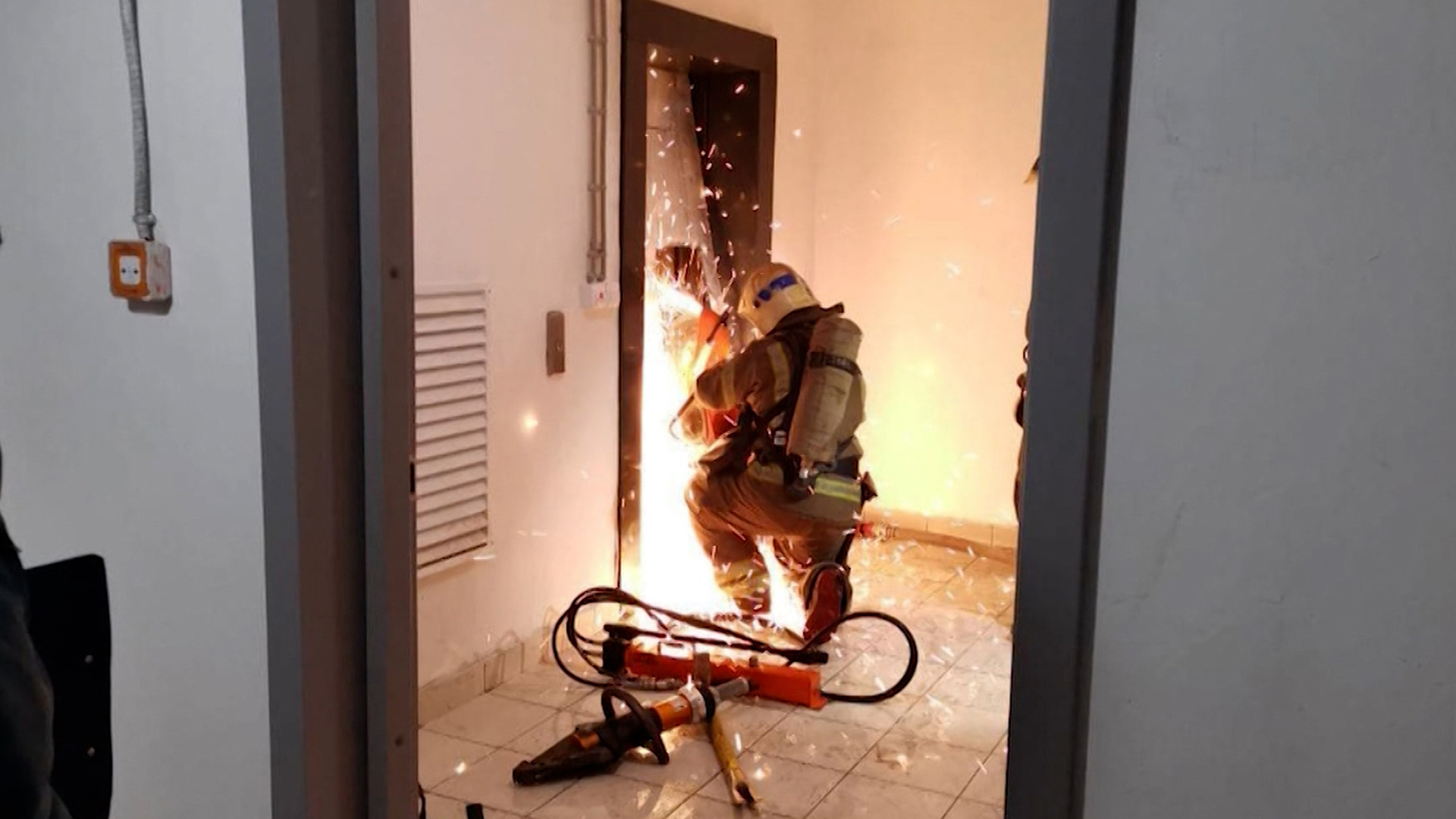 Падение лифта в петербурге. Пожар в лифте. Лифт падает. Сгорел лифт в новостройке.