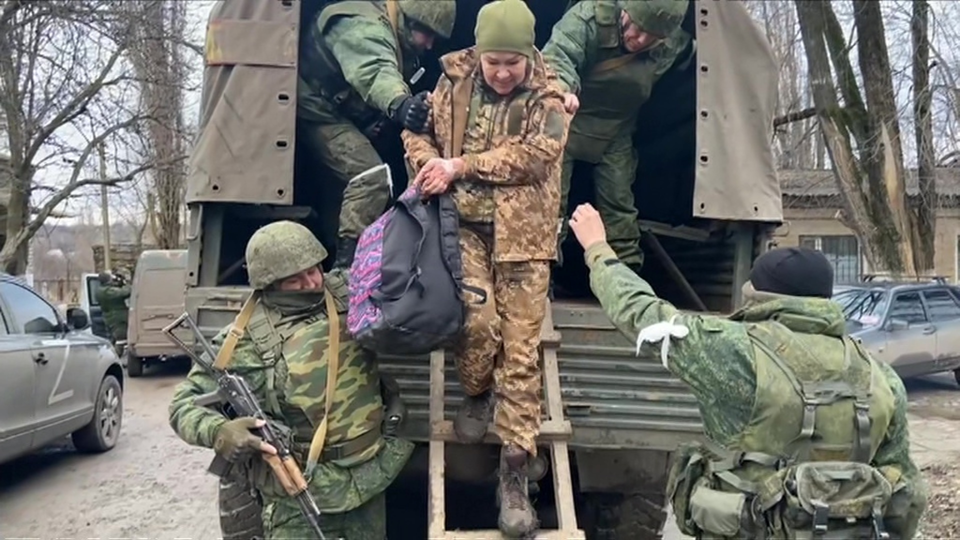 Хохлы взяли в плен. Украинские военные в плену. Украинские военные сдаются в плен. Русские военные в плену на Украине.