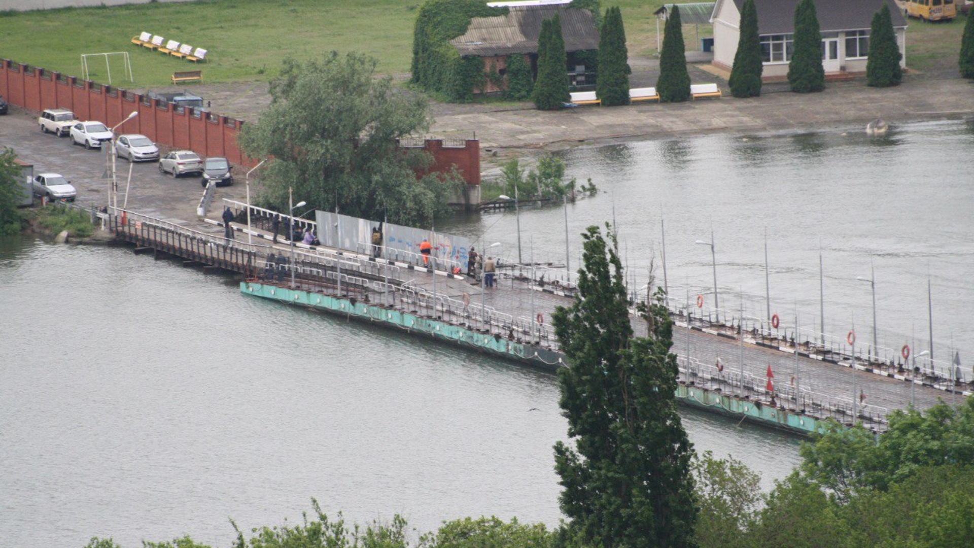 Понтонный мост на зеленый остров Ростов