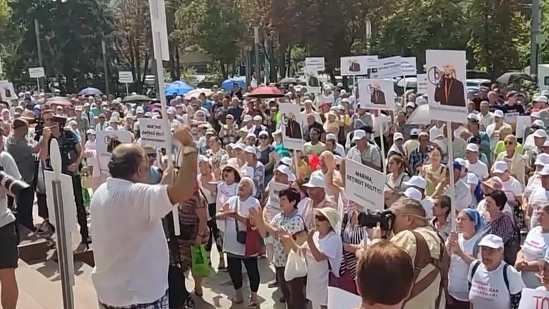 Новости молдова news yam md. Протесты в Молдове сейчас. Протестующие. Митинг с плакатами. Митинг в Крыму сегодня.