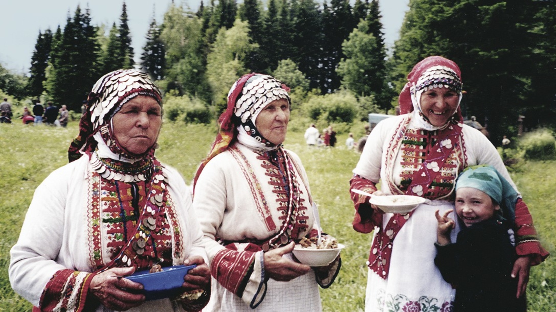 Горы без леса какой финно угорский народ. Удмурты и бесермяне. Бесермяне национальный костюм. Национальный костюм бесермян в Удмуртии. Удмурты бесермяне национальный костюм.