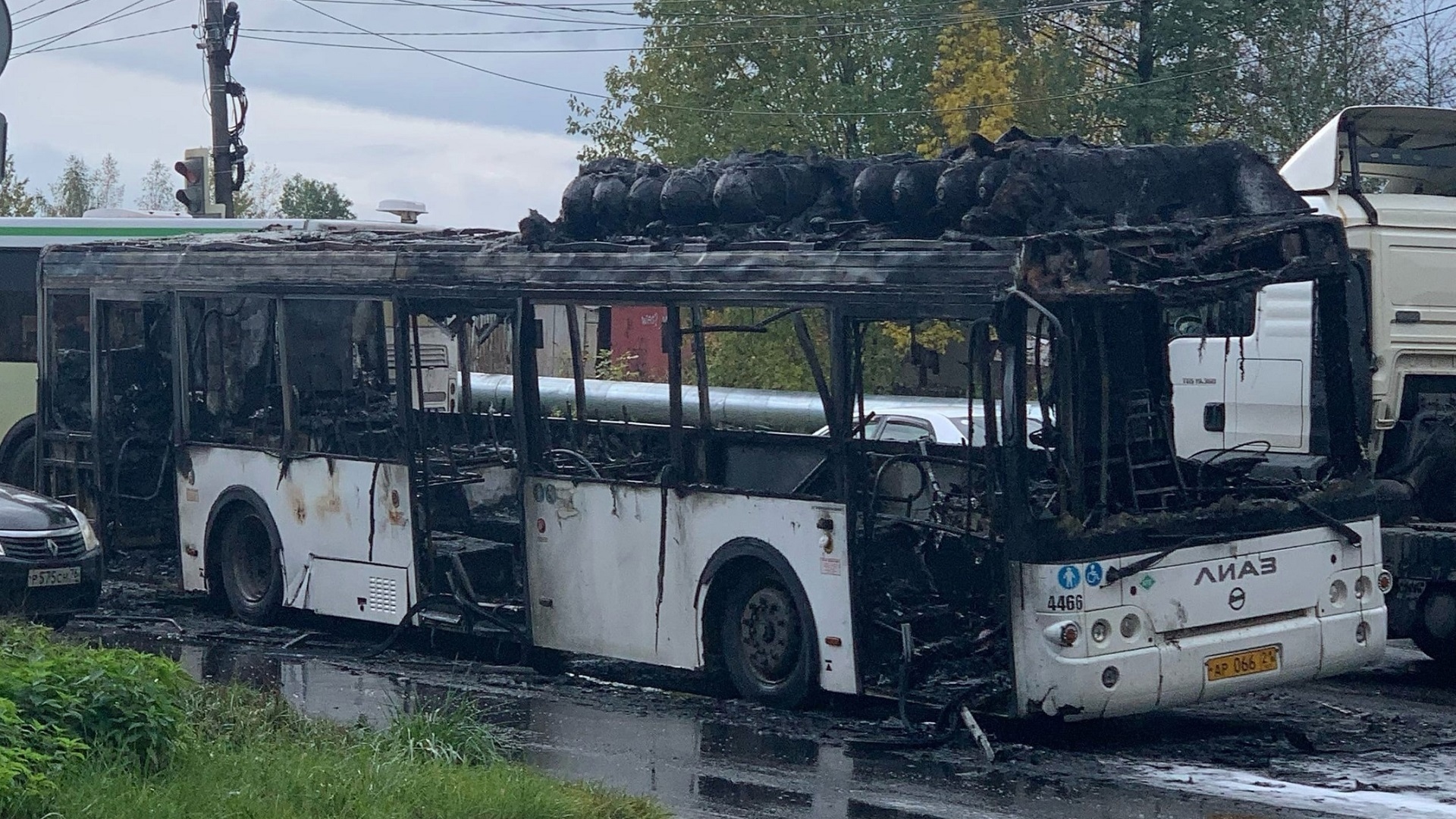 Фото сгоревшего автобуса