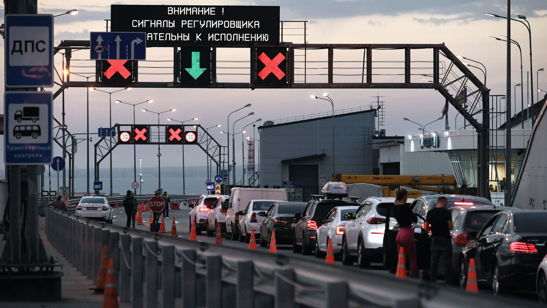 Проезд автотранспорта по Крымскому мосту остановлен